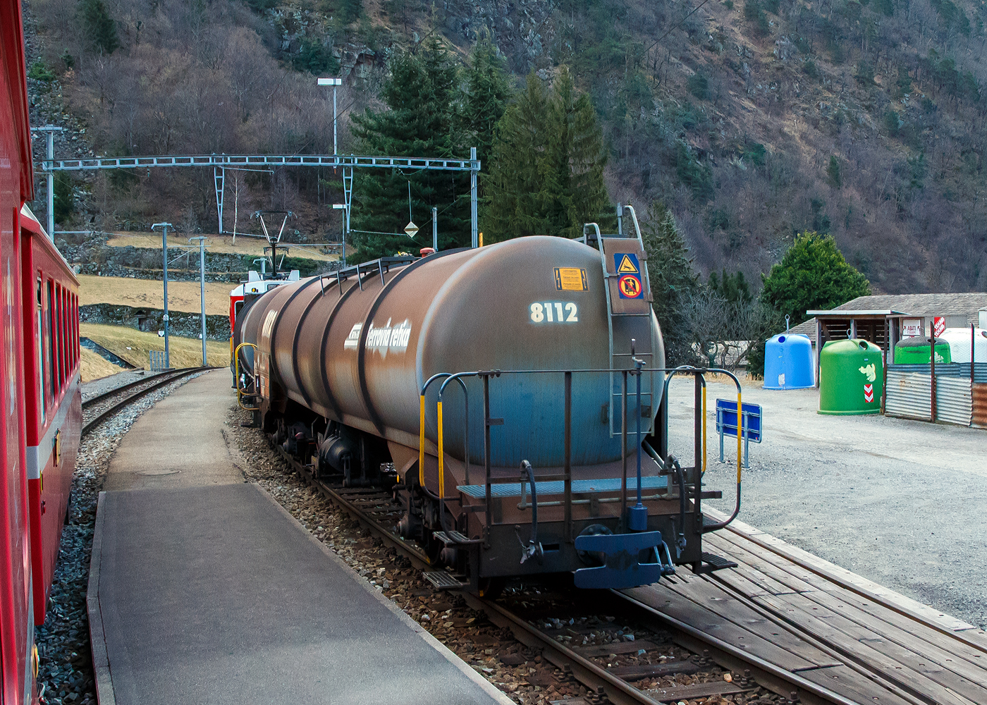 Ein Personenzug mit Güterbeförderung (PmG) der Rhätischen Bahn / Ferrovia retica (RhB) fährt am 20 Februar 2021 vom RhB Bahnhof Brusio weiter in RichtungTirano. Der Zug bestand aus dem führenden beiden RhB ABe 4/4 III - 52  Brusio   und 51  Poschiavo  mit zwei angehangen vierachsigen RhB Kesselwagen vom Typ Za der Serie 8105 – 8150.