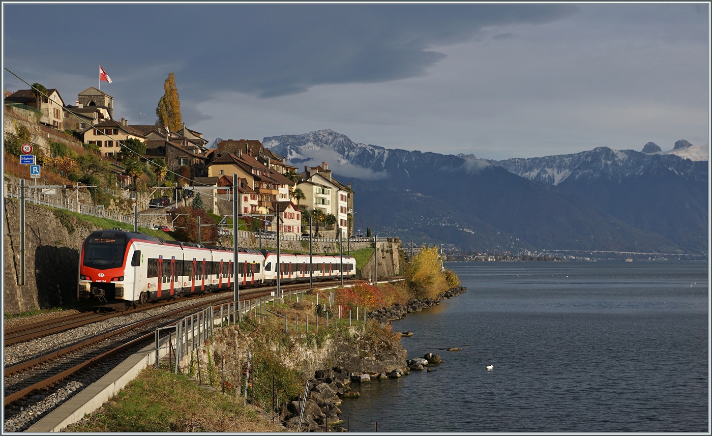 Ein Regionalzug bestehend aus dem SBB RABe 523 104 und einem weiteren Flirt RABe 523.0 ist bei St-Saphorin auf der Fahrt in Richtung Aigle. 

12. Nov. 2024