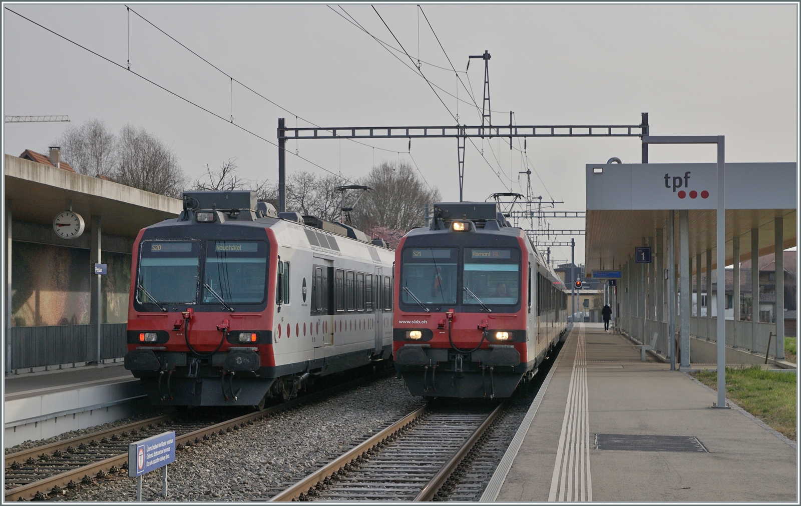 Ein von der SBB an die TPF vermieteter SBB RBDe 560 und ein SBB RBDe 560 kreuzen sich in Pensier.

22. März 2022