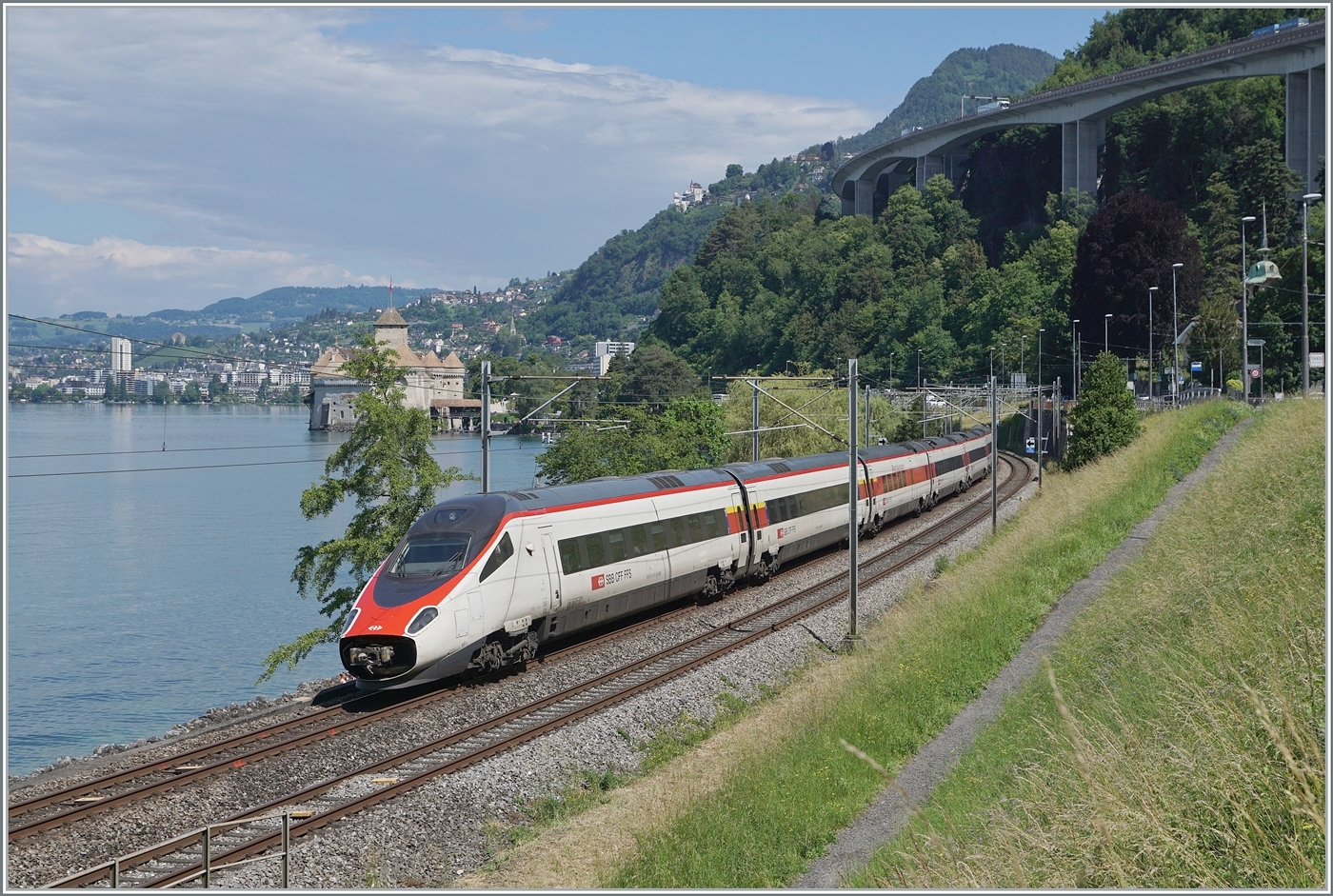 Ein SBB RABe 503  Pinocchio  ist beim Château de Chillon als EC von Milano nach Genève unterwegs. Und dies leider mit offener Bugklappe...

5. Juni 2024