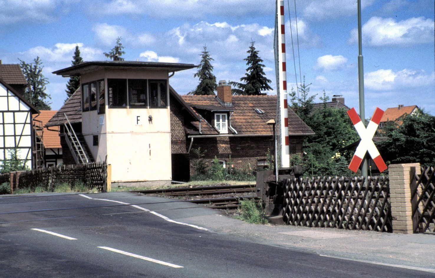 Ein Schranken Einheits-Wärterhäuschen in Nordheim im Mai 1990.