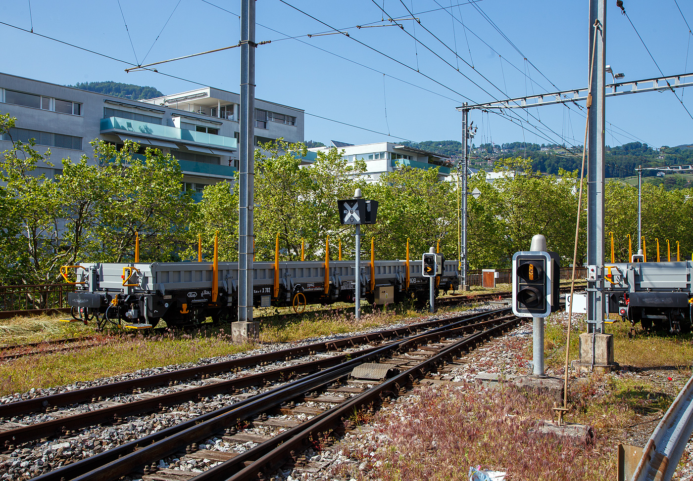 Ein sehr neuer Schmalspur Güterwagen (Baujahr 2021) der MOB.
Der vierachsige Drehgestell-Flachwagen mit klappbaren Seitenborden, Stirnwandklappen und Drehrungen als Dienstgüterwagen MOB X 782 der Montreux-Berner Oberland-Bahn, abgestellt am 26.05.2023 in Vevey. Als Güterwagen wäre er in die Gattung „Re“ einzuordnen. Eine UIC-Nr. gibt es für diese Schmalspur Wagen auch nicht. 

Leider ist von diesen Netz nicht von diesen neuen schmalspurigen Güterwagen nichts zu finden, daher muss ich hier mit den Anschriften auskommen die ich selbst auf meinen eigenen Bildern lesen kann. 

TECHNISCHE DATEN:
Entwicklung/Konstruktion: PVF Trade s.r.o. Česká Lípa (Tschechien)
Hersteller: SUTOR GLOBAL s.r.o. (Tschechien)
Spurweite: 1.000 mm (Meterspur)
Achsanzahl: 4 (in 2 Drehgestellen)
Länge über Puffer: 15.000 mm 
Drehzapfenabstand: 9.500 mm 
Ladelänge: 13,500 mm
Ladefläche: 32,4 m²
Eigengewicht: 18.500 kg 
Max. Ladegewicht: 45.500 kg (ab Streckenklasse A)
Höchstgeschwindigkeit: 80 km/h
Bremse: KE-GP-A
Feststellbremse: Ja
Kupplungen: Mittelpuffer mit einer Schraubenkupplungen (Zp 1)

