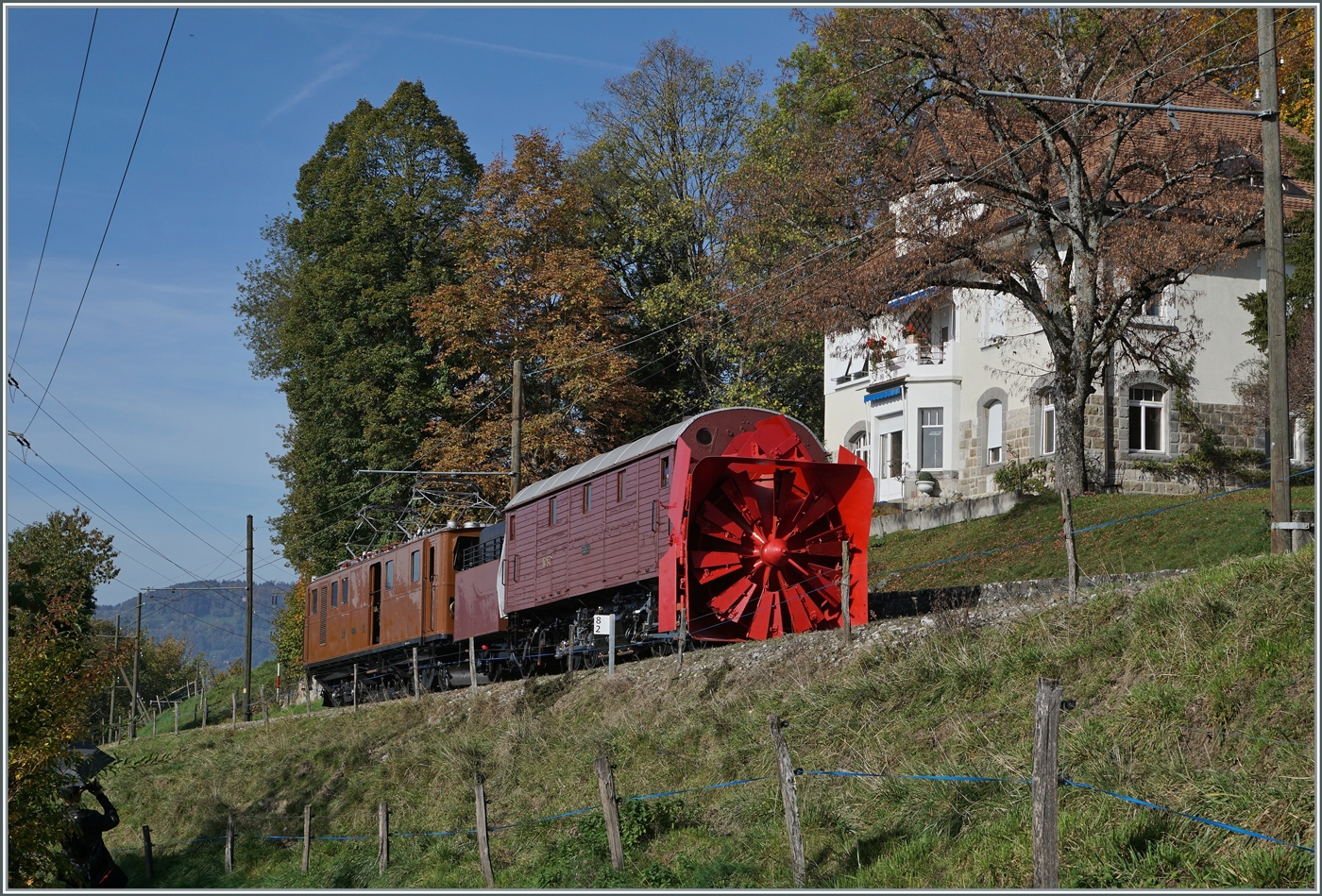 Ein seltenes Ereignis - nicht nur weil die Blonay-Chamby Bahn nur von Mai bis Oktober fährt: 
die Bernina Bahn Ge 4/4 81 ist mit der Xrotd 1052 bei Chaulin als Fotozug unterwegs. 

30. Okt. 2022