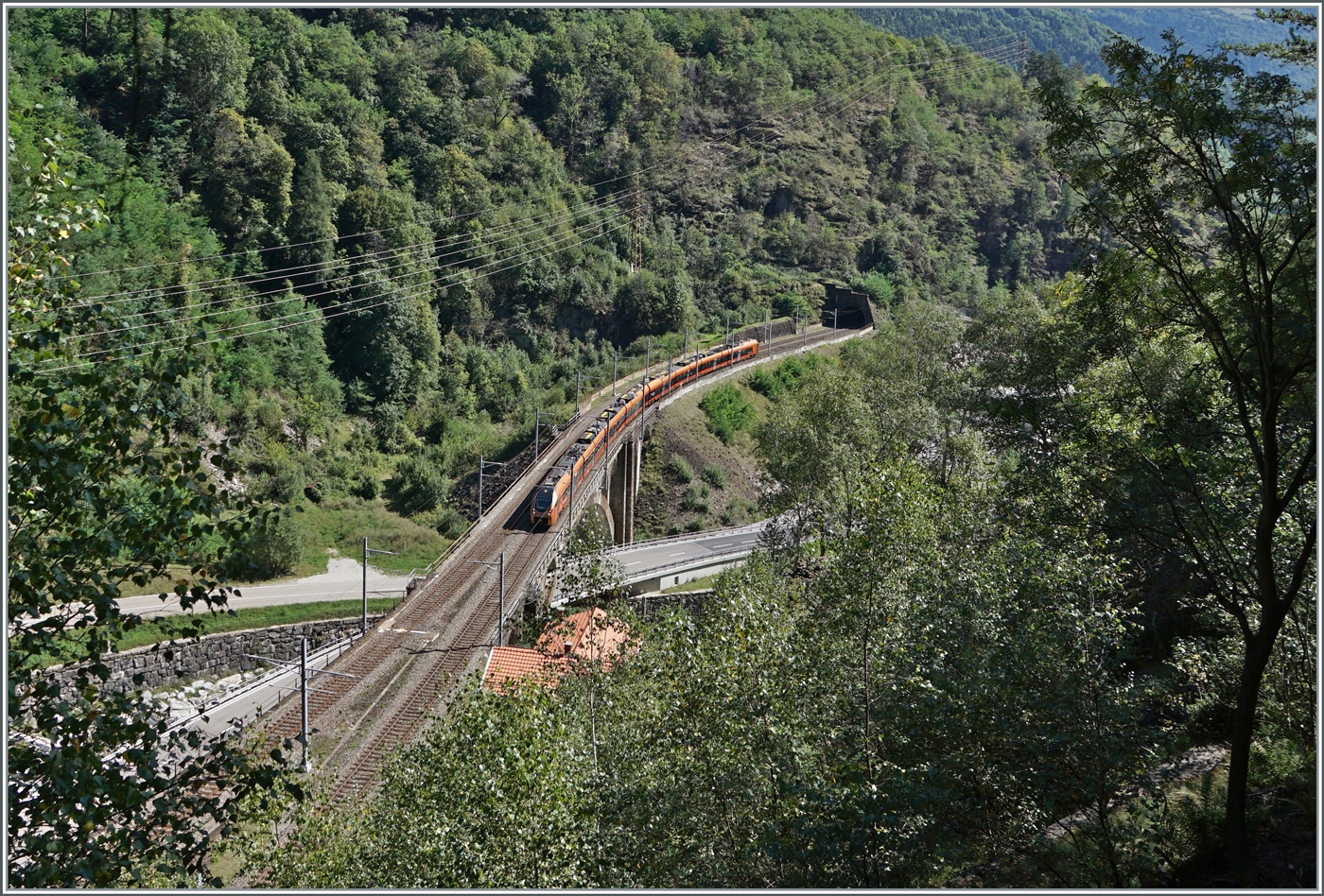 Ein SOB TRAVERSO RABe 526 fährt als  Treno Gottardo  über die 103 Meter lange Polmengobrücke, und wird gleich darauf in den  1567 Meter langen Pratotunnel, der als 360 ° Kreiskehrtunnel ausgeführt ist fahren und somit gut 40 Meter Höhenunterschied gewinnen. 

4. Sept. 2023

