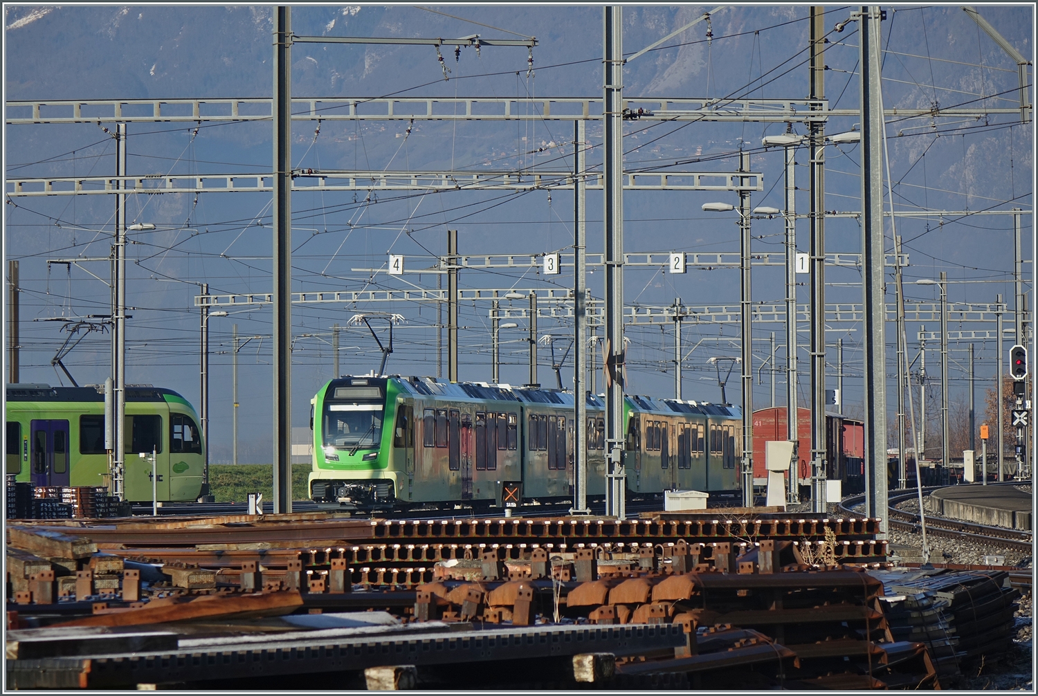 Ein Teleblick in Dépôt der TPC zeigt gleich zwei neue ABe 4/8 Triebzüge.

18. Dez. 2023