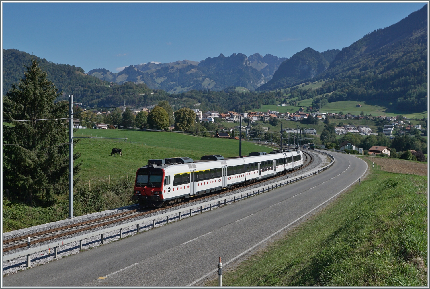 Ein TPF RBDe 560 (Eigentum SBB -> Vermietet an die TPF) ist auf dem Weg nach Broc Fabrique; die Strecke Bulle Broc-Village ist seit dem Fahrplanwechwechsel umgespurt, nun sein kurzem auch die Strecke nach Broc Fabrique. Interessanterweise wird der Verkehr mit der Bestimmungsstation Broc Fabrique nicht lange andauern; ab dem 10. Dez. 2023 werden die Züge nach Broc Chocolaterie fahren. Kein  neuer  Bahnhof eine  Namensänderung  ...

29. Sept. 2023