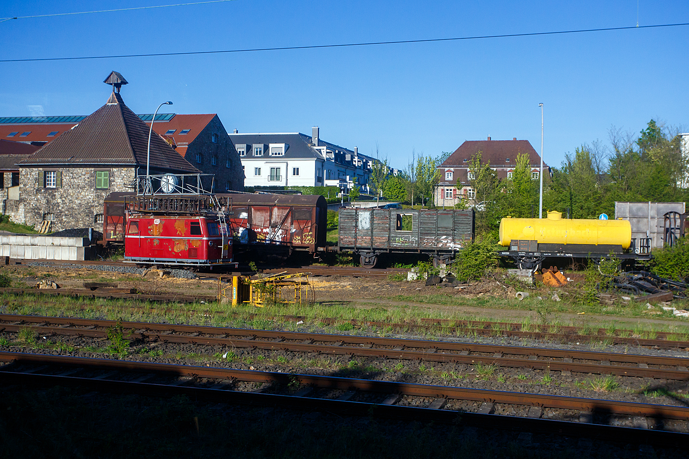 Ein unbekannter ex DB Klv 61 – Kleinstturmtriebwagen der Deutsche Draisinen Sammlung der Eisenbahnfreunde Wetterau e.V. in Bad Nauheim, hier am 23 April 2026 aus einem Zug heraus fotografiert. 

Der Entwurf des Kleinstturmtriebwagens Klv 61 geht zur�ck auf einen Eigenbau, den die Fahrleitungsmeisterei M�nchen-Pasing auf Basis eines Vorkriegs-Rottenwagens Klv 31 durchf�hrte. Robel in M�nchen konstruierte auf Basis des Fahrwerkes des 1953 eingef�hrten  Schweren Rottenkraftwagens  Klv 40 / 41 oben genanntes Fahrzeug. Viele Komponenten wurden �bernommen, allerdings sah man in der Anfangszeit den Antrieb auf eine Achse als ausreichend an. Die Abk�rzung Klv steht f�r Kleinwagen mit Verbrennungsmotor.

Der Klv 61 wurde in 30 Exemplaren im Zeitraum von 1954 bis 1958 von ROBEL Bahnbaumaschinen GmbH in M�nchen f�r die DB - Deutsche Bundesbahn gebaut. Der Antrieb erfolgte, mittels Gelenkwelle vom Motor auf das Achsgetriebe einer Achse. Die Kraftquelle war ein 52 PS leistender luftgek�hlter 4-Zylinder Deutz-Dieselmotor vom Typ Deutz A4L514. Baugleiche Fahrzeuge wurden auch anderen Bahnen angeboten. Das einfachausgestattete Fahrzeug konnte bis zu sieben Personen bef�rdern. Es hatte keine Zug- und Sto�einrichtungen.

TECHNISCHE DATEN von Klv 61
Spurweite: 1.435 mm (Normalspur)
Achsformel: A1
L�nge �ber Alles: 6.000 mm
L�nge Wagenkasten: 5.000 mm
Achsstand: 2.900 mm
gr��te Breite: 2400 mm
gr��te H�he �ber Schienenoberkante (mit B�hne): 	4.600 mm
gr��te H�he �ber Schienenoberkante (ohne B�hne): 3.250 mm
Raddurchmesser: 600 mm (neu)
Eigengewicht: 7.300 kg
zul. Ladegewicht:1.500 kg
zul. Gesamtgewicht: 8.800 kg
Zur Mitfahrt zugel. Personen: 7
Kraftstoffvorrat: 100 l
Motor: luftgek�hlter 4-Zylinder-4-Takt-Dieselmotor, Deutz A4L 514
Leistung: 52 PS bei 1.600 U/min
Getriebe: mechanisches ZF vom Typ Kb 40 D
Leistungs�bertragung: Gelenkwelle
H�chstgeschwindigkeit: 50 km/h
