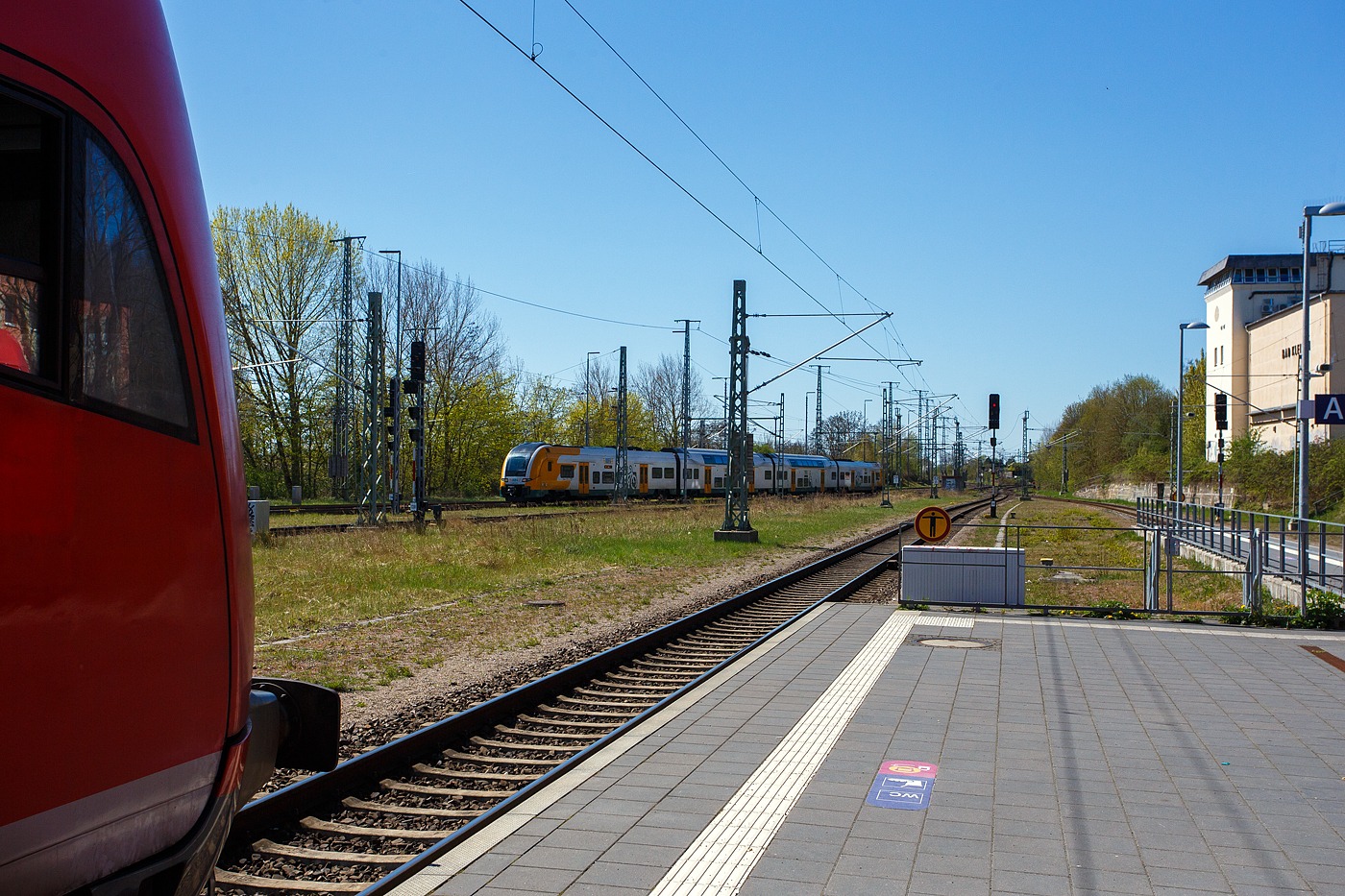 Ein vierteiliger Siemens Desiro HC (BR 462) der ODEG (Ostdeutsche Eisenbahn GmbH) erreicht, als RB 17 Schwerin – Bad Kleinen – Wismar, am 22 April 2022 den Bahnhof Bad Kleinen.