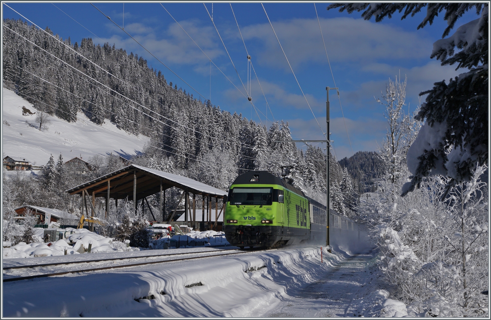 Ein Wintertraum! Trotz der aus Zeitgründen etwas eilig aufgesuchten spontanen Fotostelle bei Mannried zeigt sich die BLS Re 465 001 mit ihrem GoldenPass Express 4065 von Interlaken Ost nach Montreux kurz vor Zweisimmen in einer herrlichen Winterlandschaft. 

20. Januar 2023