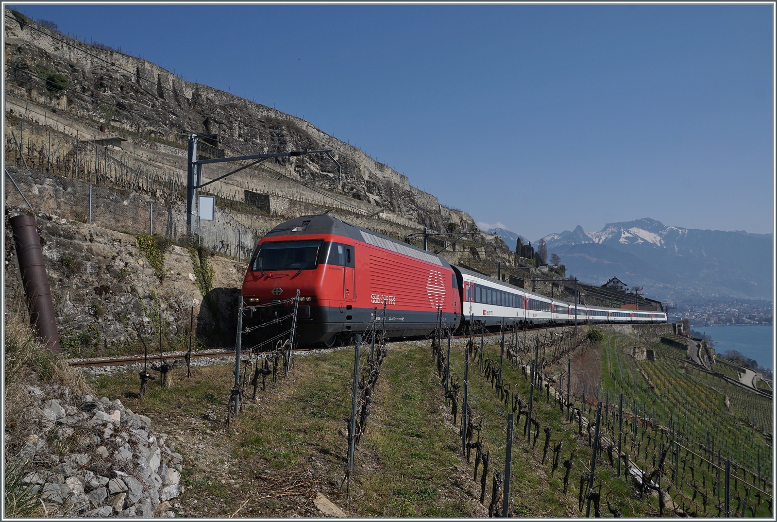 Eine SBB Re 460 ist mit dem Baustellenbedingt umgeleitet IR auf der Fahrt von Vevey nach Puidoux. 

20. März 2022