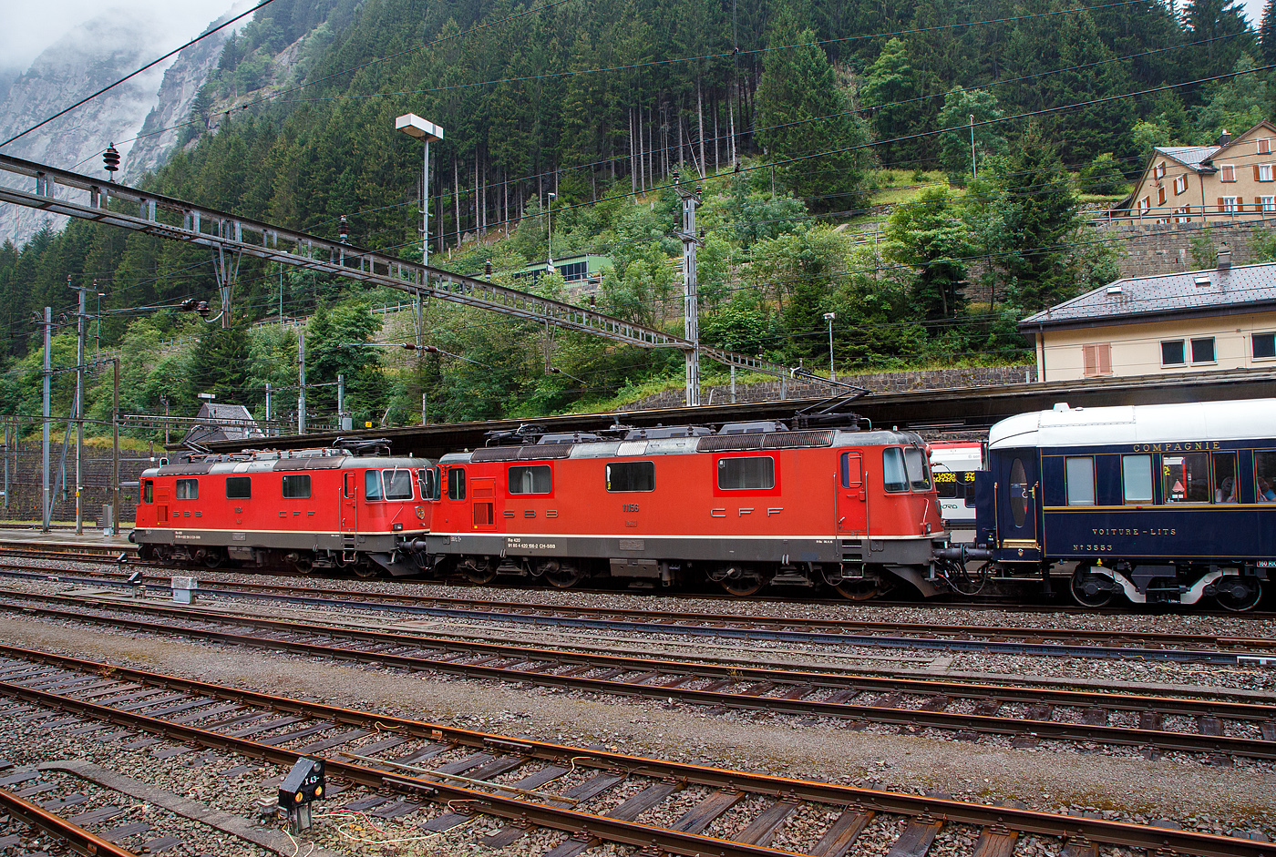 Eine SBB Re 8/8 in Form zwei gekuppelter Re II, die Re 4/4 11194 (Re 420 / 91 85 4 420 194-3 CH-SBB) und Re 4/4 11156 (Re 420 / 91 85 4 420 156-2 CH-SBB) hat am 02.08.2019 (leider bei Regen), mit dem Venice Simplon-Orient-Express (VSOE) nach Venedig, den Bahnhof Göschenen erreicht.

Der Orient-Express, für mich der Zug der Züge bzw. die „König der Züge“, und dann noch auf dieser wunderbaren Strecke, der Gotthardbahn. Nur fehlt mir dafür etwas Sponsoring😉, potenzielle Sponsoren dürfen sich aber gerne bei mir melden 😊.   
