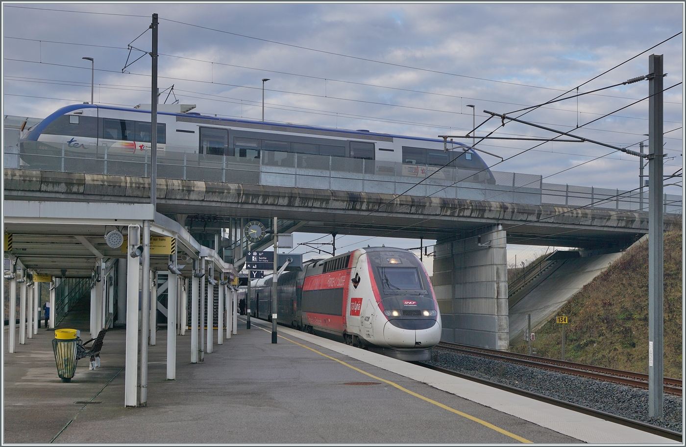 Eine weitere Variante der beiden Bahnh�fe Belfort-Montb�liard TGV (unten) und Meroux (oben). Der TGV LYRIA 9203 von Paris Gare de Lyon nach Z�rich bestehend aus dem Triebzug 4726, bietet dem im Bahnhof von Meroux wartenden SNCF Z73800 Coradia A TER  Baleine  nach Belfort einen recht knappen Anschluss. Weshalb auf der elektrifizierten Strecke Delle - Belfort neuerdings (auch) Dieseltriebz�ge zum Einsatz kommen entzieht sich meiner Kenntnis. 

10. Dezember 2025 