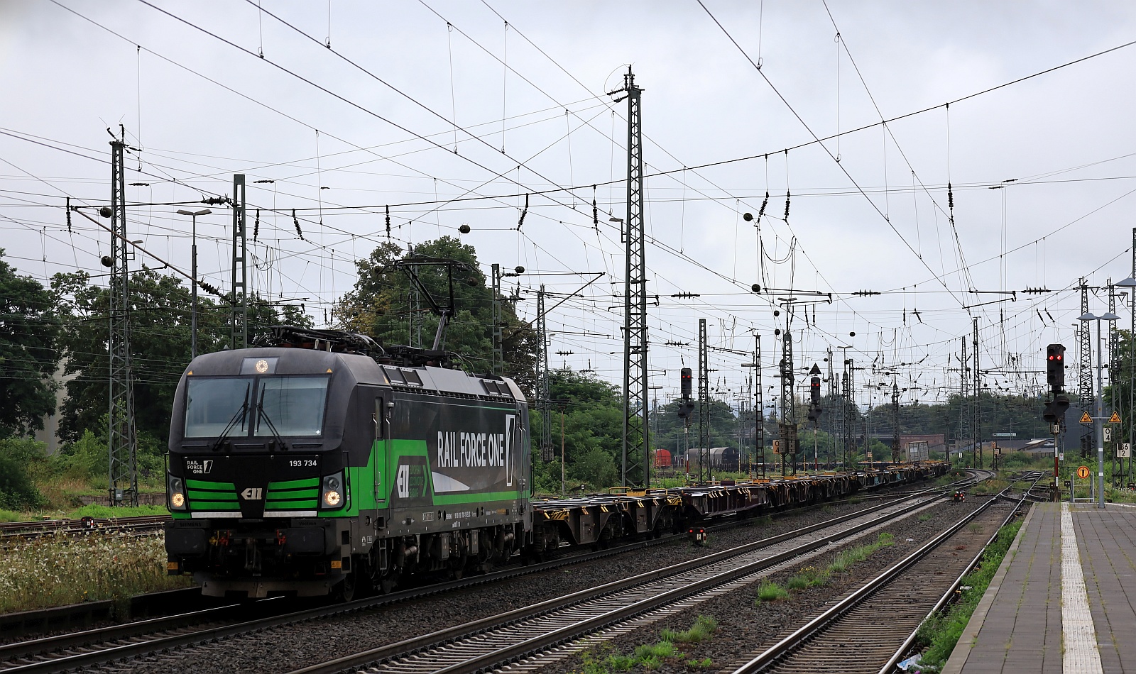 ELL/RailForceOne 193 734-1, REV/MMAL/20.09.18 mit Containertragwagen unterwegs in Neuwied. 04.08.2024 