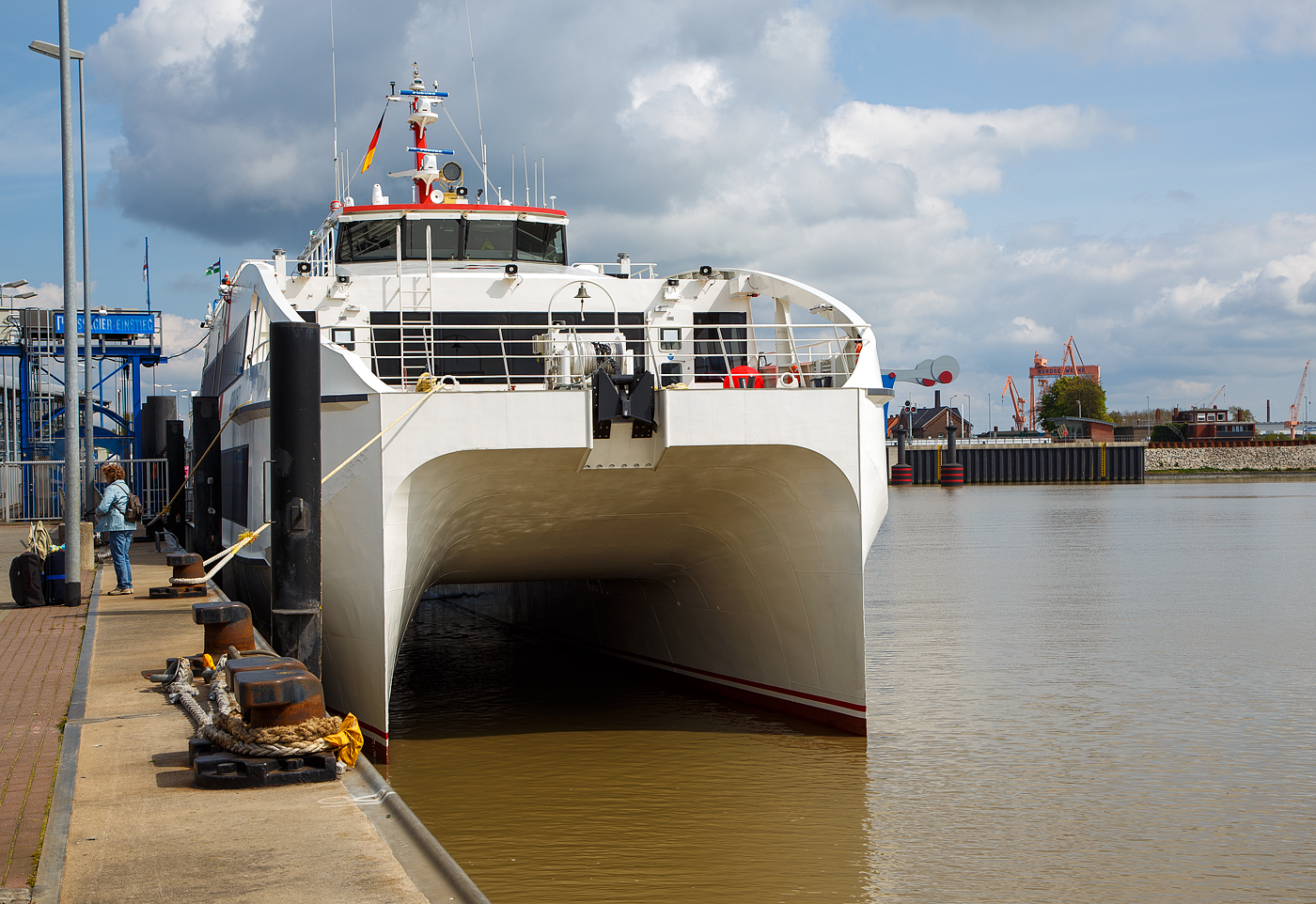 Emden Außenhafen / Emden Hafen Borkumkai am 01.05.2022, der Katamaran „Nordlicht II“ der Reederei AG Ems, steht als Fähre nach Borkum bereit.

Der Bahnhof Emden Außenhafen ist ein Hafenbahnhof in der ostfriesischen Stadt Emden in Niedersachsen, es gibt so einen direkten Anschluss an die Fähre der AG Ems nach Borkum. Eine Reise zur ostfriesischen Nordseeinsel Borkum, mit den „normalen“ Fähren, kann man mit einem Bahnticket durchbuchen, aber nicht den Katamaran (Schnellfähre).

Der Katamaran, die Nordlicht II wurde unter der Baunummer 422 auf der zur Penguin-Werftgruppe in Singapur gehörenden Werft Kim Seah Shipyard Indonesia in Batam für die AG „Ems“ gebaut. Er wurde am 25. März 2021 mithilfe eines Krans zu Wasser gelassen. Die Nordlicht II kam im Herbst 2021 an Deck des SAL-Schwergutschiffs Paula in Emden an. 

Das Schiff wird von zwei Viertakt-Sechzehnzylinder-Dieselmotoren des Typs MAN 16V175D-MM mit jeweils 2.960 kW Leistung angetrieben. Die Motoren wirken auf zwei Hamilton-Wasserstrahlantriebe. Die Antriebsmotoren sind für den Betrieb mit synthetischen GtL-Kraftstoffen vorbereitet. Für die Stromerzeugung an Bord stehen zwei Caterpillar-Stromaggregate (Typ: C7.1) mit 175 bzw. 150 kW Leistung zur Verfügung.

Die Maschinenräume sind in den beiden Rümpfen des Katamarans untergebracht. Darauf sind drei Decks aufgesetzt. Auf den beiden unteren Decks befinden sich die Passagiereinrichtungen, darunter drei Salons mit Sitzgelegenheiten und gastronomischem Angebot. Weitere Sitzgelegenheiten befinden sich auf dem offenen Sonnendeck am Heck des Schiffes. An Bord ist Platz für 450 Passagiere. Neben den Passagiereinrichtungen befinden sich auf dem Hauptdeck im hinteren Bereich Einrichtungen für die Schiffsbesatzung. Auf dem obersten Deck befinden sich das Steuerhaus sowie weitere Einrichtungen für die Schiffsbesatzung, darunter auch die Messe.