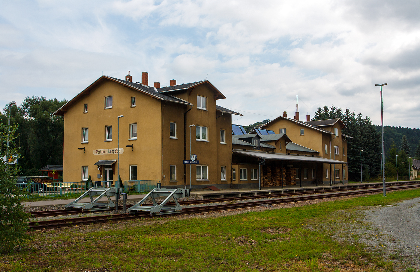 Empfangsgebäude vom Bahnhof Pockau-Lengefel am 26 August 2013 von der Stumpfgleisseite der Strecke nach Neuhausen/Erzgeb. (KBS 519).

Der Bahnhof Pockau-Lengefeld ist ein lokaler Bahnknotenpunkt in Sachsen. Hier zweigt die Bahnstrecke Pockau-Lengefeld–Neuhausen von der Bahnstrecke Reitzenhain–Flöha ab. Die Station und beide Strecken wurden 1875 eröffnet.

Heute hat der Bahnhof viel von seiner früheren Bedeutung verloren, auch das ehemalige Bahnbetriebswerk Pockau-Lengefeld wurde in den 2000er Jahren geschlossen. Auf dem Abschnitt Pockau-Lengefeld–Marienberg findet seit 2013 kein regelmäßiger Personenverkehr mehr statt, auf der Relation Chemnitz–Flöha–Pockau-Lengefeld–Olbernhau verkehrt die RB 81 der Erzgebirgsbahn im Schienenpersonennahverkehr montags bis freitags im Stundentakt mit Taktlücken mittags und abends. Am Wochenende verkehrt sie generell nur zweistündlich.
