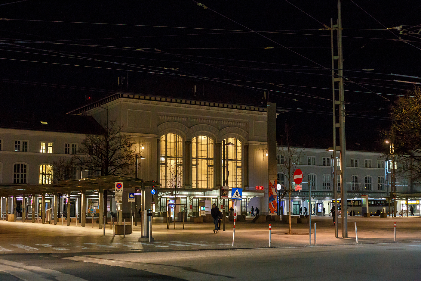 Empfangsgebäude vom Hauptbahnhof Salzburg, Ansicht vom Südtiroler Platz am frühen Morgen des 14 Januar 2025 (6:44 Uhr).

Der Salzburger Hauptbahnhof ist der wichtigste Bahnhof des Ballungsraumes Salzburg und ein wichtiger Verkehrsknotenpunkt im Westen Österreichs. Er hat die Funktion eines Grenzbahnhofs in Richtung Deutschland.

Der Salzburger Hauptbahnhof ist nur etwa 15 Gehminuten von der Salzburger Altstadt entfernt.

Im Salzburger Hauptbahnhof werden mehrere Fern- und Nahverkehrsstrecken miteinander verknüpft. Das sind die Westbahn von Wien und Linz und die Bahnstrecke Rosenheim–Salzburg, über die neben internationalen Zügen auch im Korridorverkehr über Rosenheim (das Deutsche Eck) Schnellverbindungen mit Tirol und Vorarlberg gefahren werden. Nach Süden führt als weitere Hauptstrecke die Salzburg-Tiroler-Bahn über Bischofshofen und Zell am See nach Wörgl Hauptbahnhof, von welcher in Schwarzach-St. Veit die Tauernbahn abzweigt. Der Hauptbahnhof verfügt außerdem über eine Verladestelle für Autoreisezüge.

Im Regionalverkehr ist der Hauptbahnhof Ausgangspunkt der Bahnstrecke nach Lamprechtshausen und nach Ostermiething sowie Verknüpfungspunkt der S-Bahn Salzburg und etlicher Regionalbuslinien im Großraum. Auch befindet sich hier einer der zentralen Knoten im Streckennetz des Salzburger Oberleitungsbusses sowie der städtischen Autobuslinien. Bis 1957 begann beim alten Lokalbahnhof am Bahnhofsvorplatz, dem Südtiroler Platz, die schmalspurige und im Volksmund „Ischlerbahn“ genannte Salzkammergut-Lokalbahn nach Mondsee und Bad Ischl.

Der Bahnhof (Aufnahmegebäude, Mittelbahnsteig) steht unter Denkmalschutz und liegt in der Pufferzone des UNESCO-Welterbes Historisches Zentrum der Stadt Salzburg. Er wurde in den Jahren 2009 bis 2014 einem Totalumbau unterzogen, den Abschluss der Arbeiten bildete die Eröffnungsfeier am 7. November 2014.
