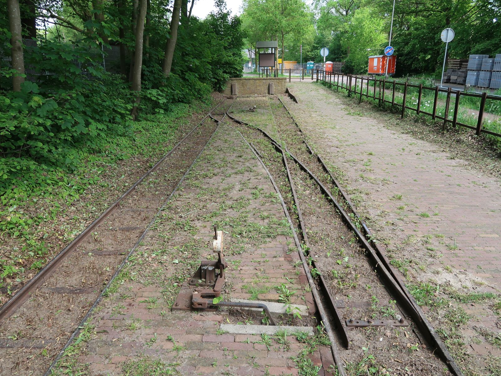 Ende der Bahnstrecke Schmalspurmuseum Leemspoor, Arend Baanstraat, Rijssen 09-05-2024.   

Eindpunt smalspoormuseum Leemspoor, Arend Baanstraat, Rijssen 09-05-2024.   