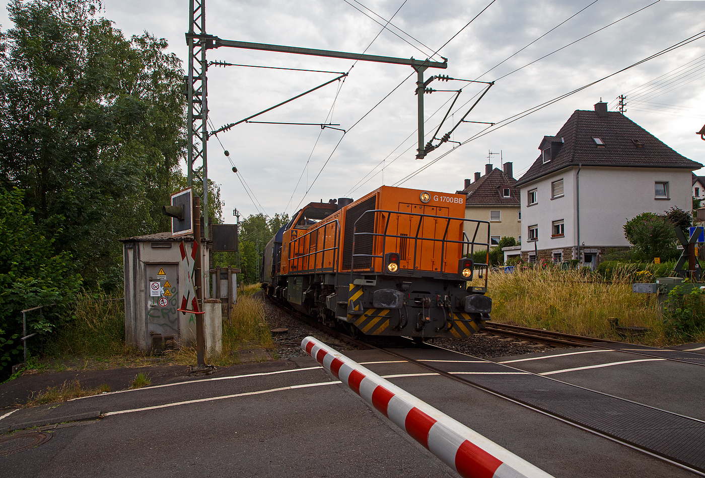Endlich nach fast einem halben Jahr der Streckensperrung der Hellertalbahn zwischen Herdorf und Betzdorf wegen dem Felssturz, fahren nun (seit dem 12.06.) die Übergabezüge der KSW (ex FGE - Freien Grunder Eisenbahn) wieder auf der gewohnten (kürzesten) Route. 

Die KSW 46 bzw. 277 807-4 (92 80 1277 807-4 D-KSW), die Vossloh G 1700-2 BB, der KSW (Kreisbahn Siegen-Wittgenstein), fährt am 27.06.2023 mit ihrem Übergabezug vermutlich mit Höchstgeschwindigkeit durch Kirchen (Sieg), hier beim BÜ km 121,192 (Kirchen, Molzbergstraße). Diese Übergabezüge werden vom KSW Rangierbahnhof Herdorf (Betriebsstätte FGE -Freien Grunder Eisenbahn) via Betzdorf und Siegen zum Übergabebahnhof der DB AG dem Rbf Kreuztal geführt. 

Nochmals einen lieben Gruß an den netten Lokführer zurück