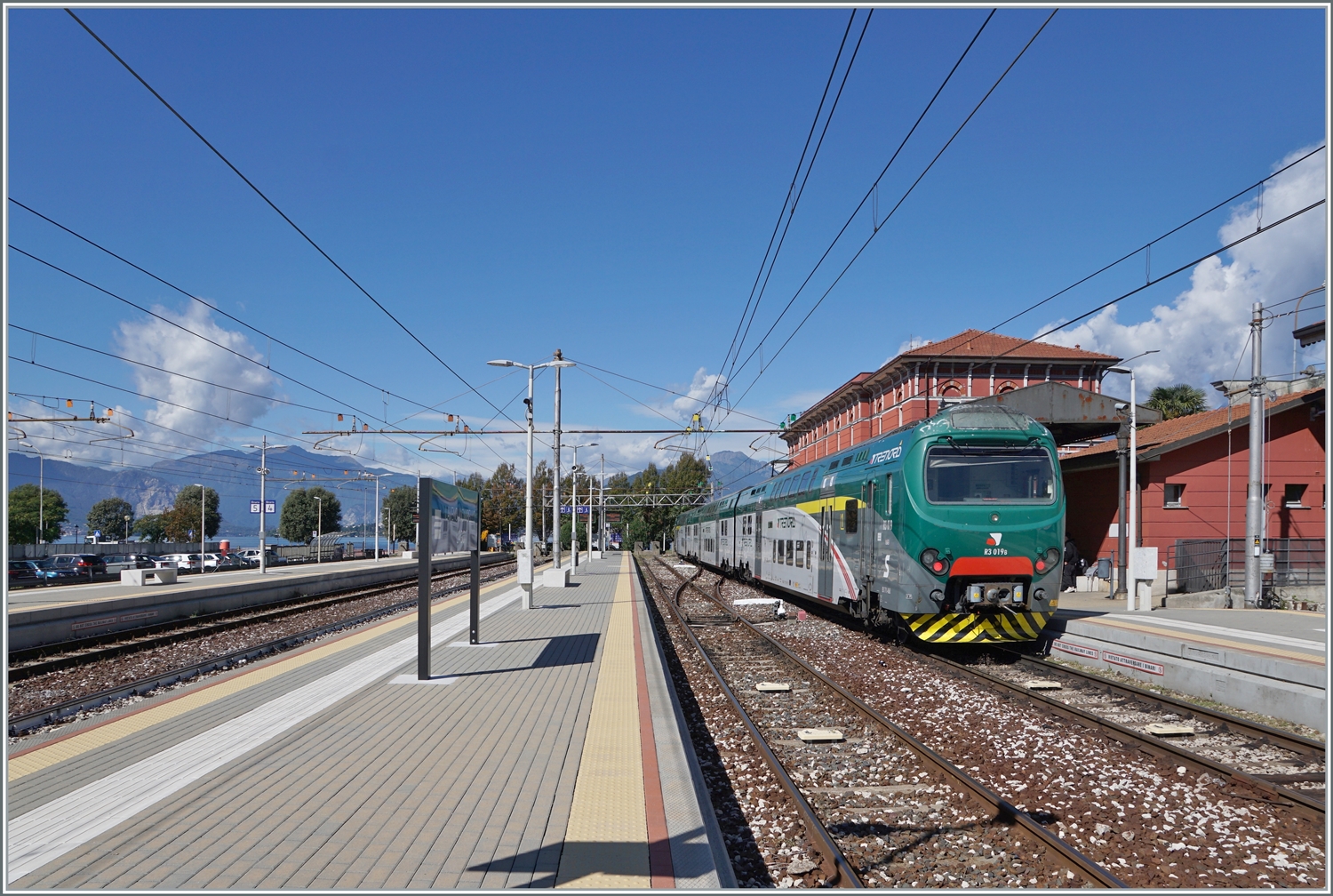 Endstation Lago Maggiore: der Trenord ALe 711 068 (94 83 4 711 068-6 I-TN) ist als Regio von Milano Cadorna in Laveno Mombello Lago angekommen.
Links im Bild gleitet der Blick über den See bis ans andere Ufer, wo sich unter anderem der schöne Ort Stresa befindet.

27. September 2022