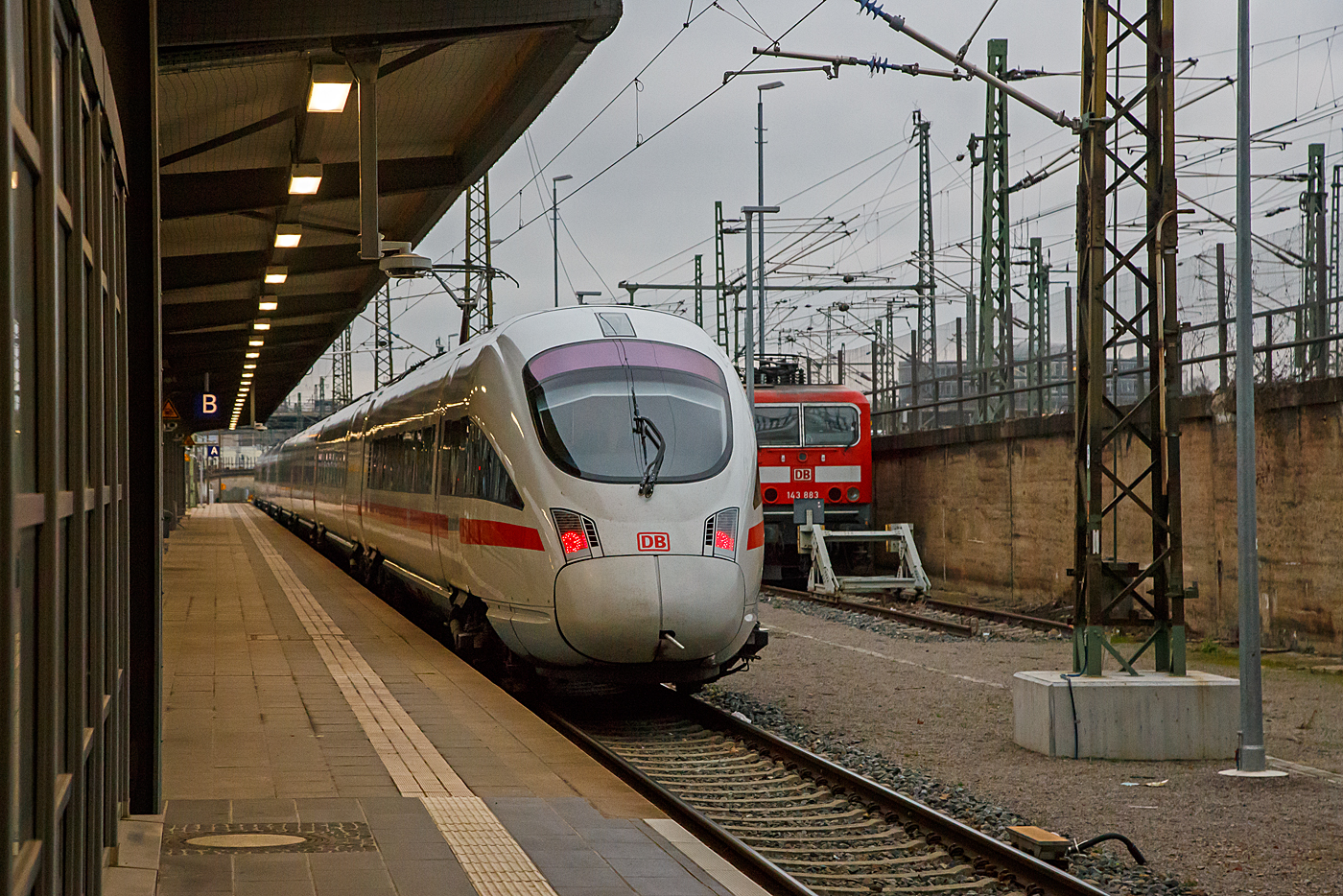 Er hatte uns zuvor sehr gut nach Dresden gebracht...
Der 7-teilige ICE T (BR 411) Tz 1115 „Coburg“ gekuppelt mit dem 5-teiligen ICE T (BR 415) Tz 1506g „Kassel“, verlsst nun, als ICE 1556 (Dresden – Wiesbaden), wieder den Hauptbahnhof Dresden.
