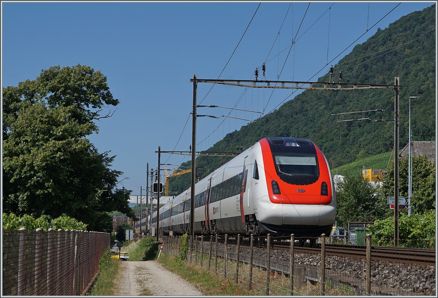 Erst auf den zweiten Blick offenbart dieses Bild eine kleine Besonderheit: Es zeigt den SBB ICN RABDe 500 004  Mani Matter , welcher als erste komplett erneuert wurde. 

Der Zug ist mit einem weitern ICN bei Ligerz kurz nach dem Übergang auf Doppelspur auf dem Weg nach Lausanne. 

11. Juli 2025