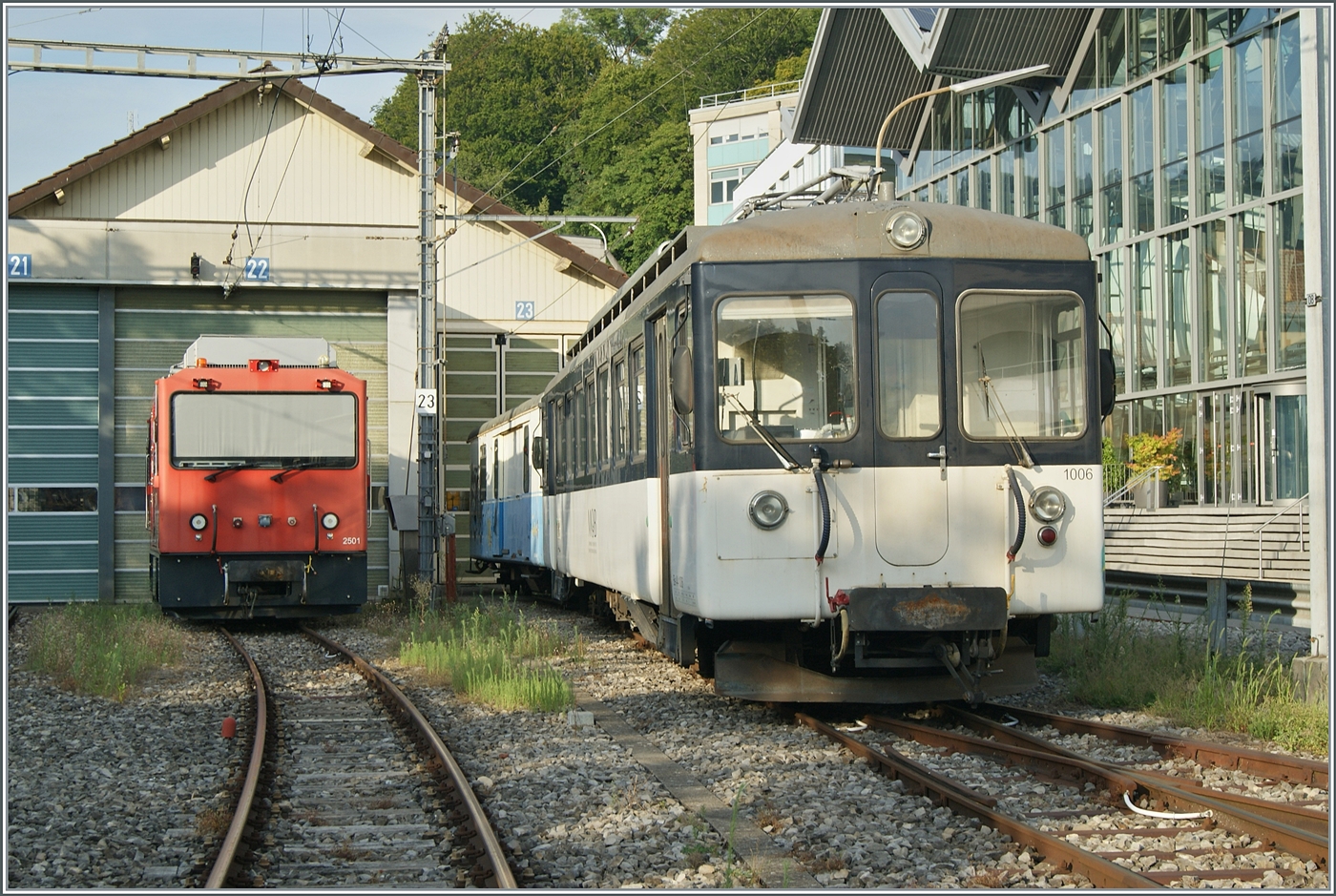 Es bedeutet wohl kaum was gutes, wenn der MOB Be 4/4 1006  (ex  Bipperlisi ) mit dem alten MOB D31 in vor dem Dépôt der CEV steht... 

31. Aug. 2024