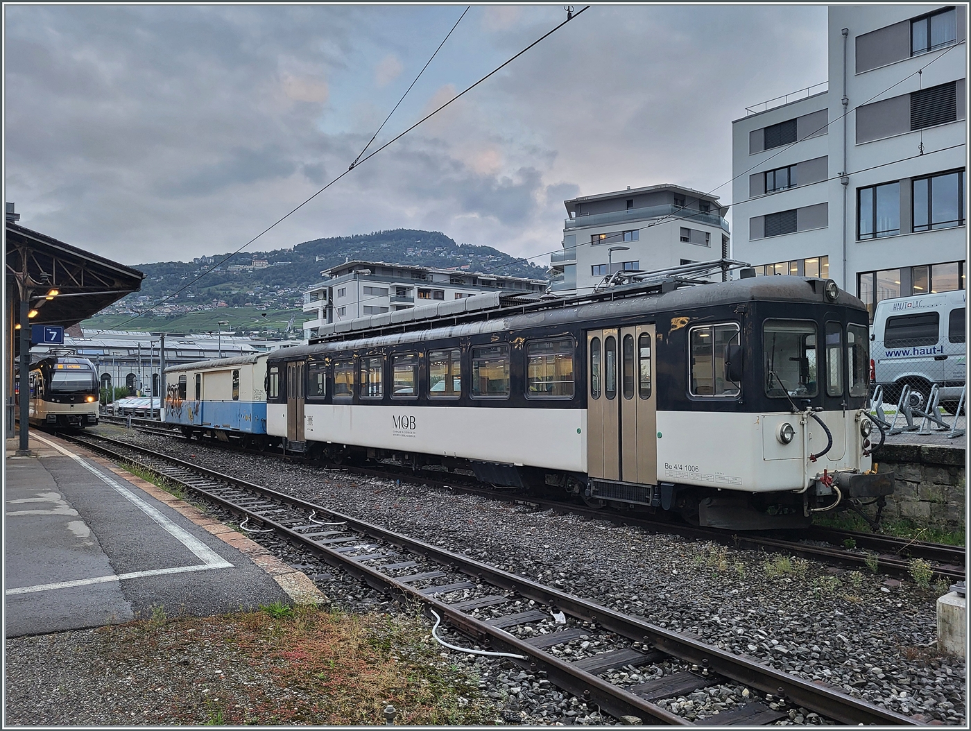 Es bedeutet wohl kaum was gutes, wenn der MOB Be 4/4 1006  (ex  Bipperlisi ) mit dem alten MOB D31 in vor dem Dpt der CEV steht; auch wenn er sich in der Folge ein paar Tage spter   auf einem Abstellgleis in Vevey zeigt.

10. Sept. 2024