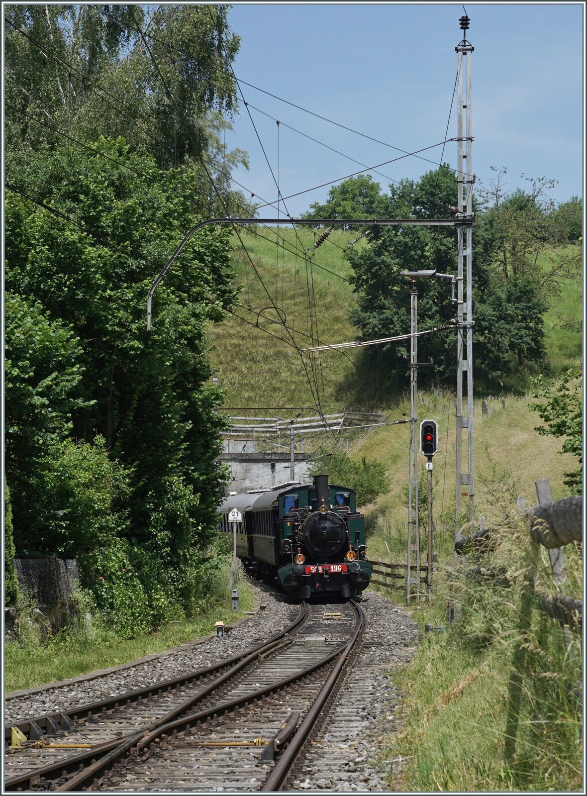 Es scheint, als erreicht die SCB C 4 196/ SBB Ed 2x 2/2 7696 (UIC 90 85 00 07 696-7) den Bahnhof von Sumiswald. In Wirklichkeit hat man den Zug bis zur R�ckfahrt nach Balsthal hier abgestellt.

14. Juni 2026 