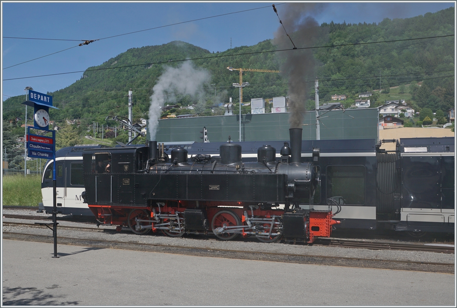 Es scheint fast so, als hätte die die SEG G 2x 2/2 105 der Blonay-Chamby Bahn nun einen Stromabnehmer. 

Blonay, den 21.Mai 2022