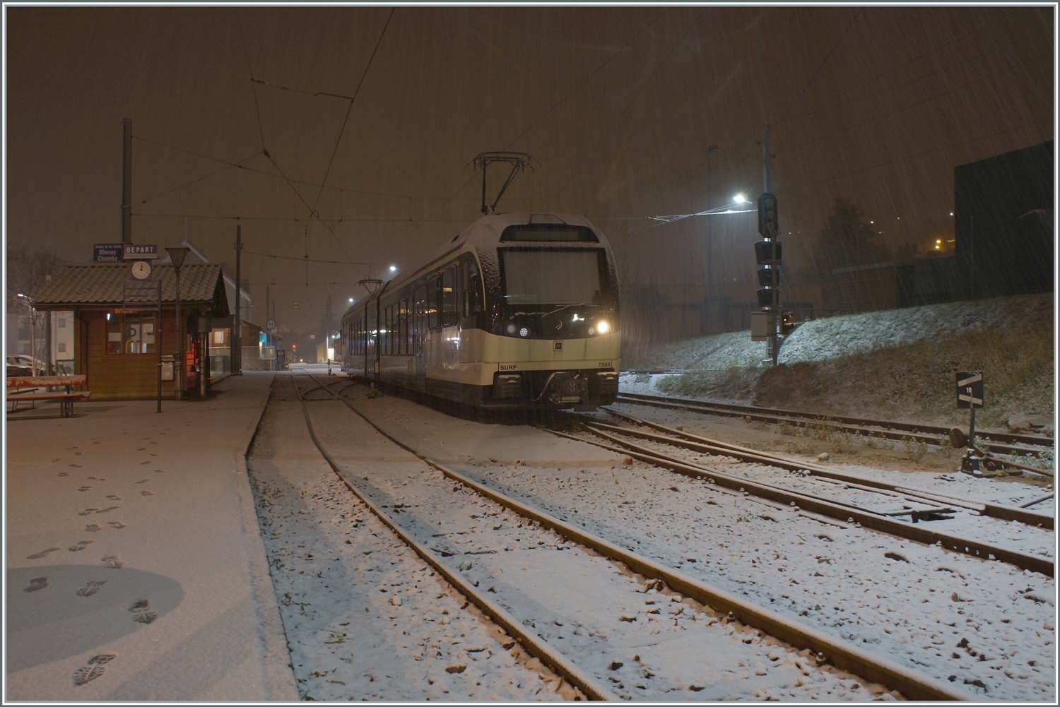 Es schneit. Davon unbeeindruckt wartet der CEV MVR ABeh 2/6 7508 in Blonay auf seinen nächsten Einsatz.

9. Januar 2024 