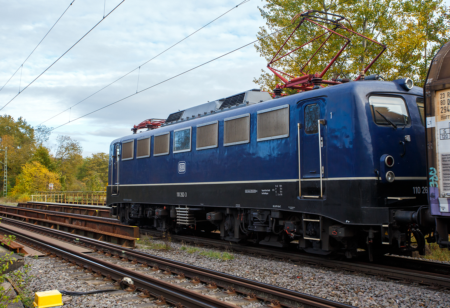 Es steht zwar 110 dran, ist aber 139 drin, wobei sie aber mal eine 110er (E 10.2) war: Die 139 262-0 alias 110 262-3 (91 80 6139 262-0 D-BYB) der BayernBahn GmbH f�hrt am 29 Oktober 2026, mit dem sogenannten  Henkelzug  (Langenfeld/Rhld. nach Gunzenhausen), durch Siegen-Eiserfeld in Richtung Siegen. Der Henkelzug ist ein regelm��iger Schieneng�terverkehrszug des Chemie- und Konsumg�terkonzerns Henkel. Transportiert werden unter anderem Rohstoffe und Grundstoffe f�r Waschmittel, Kosmetik- oder Pflegeprodukte.

Die 139 262-0 alias 110 262-3 wurde 1962 von Krauss-Maffei AG in M�nchen-Allach unter der Fabriknummer 18921 gebaut, der elektrische Teil ist von den Siemens-Schuckert-Werke (SSW) in Berlin. Als E 10 262 wurde sie an die an die Deutsche Bundesbahn geliefert und in Dienst gesetzt, mit der Einf�hrung des EDV-Nummernsystems wurde sie zum 01.01.1968 zur DB 110 262-3. Zur 139er wurde sie erst 1994, nach dem Erhalt von Drehgestellen der Baureihe 140 (E40). Nach dem Umbau wurde sie in DB 139 262-0 umgezeichnet. Ende April 2012 erfolgte die Z-Stellung bei der DB AG und im Mai 2015 wurde sie an die BayernBahn GmbH verkauft und erhielt anschlie�end eine Untersuchung (HU). Die Neulackierung in stahlblau erhielt sie dann 2016.

Die E 40.11 (seit 1968 BR 139)
Die elektrische Lokomotive Baureihe E 40.11 ist eine Drehgestell-Lokomotive mit der Achsanordnung Bo'Bo'. Die Baureihe E 40 bezeichnet eine von 1957 bis 1973 f�r die Deutsche Bundesbahn (DB) gebaute Einheitselektrolokomotive f�r den G�terverkehr. Die (wie die E10) mit einer Widerstandsbremse ausger�stete E 40.11 wurde ab1968 zur Baureihe 139, die normalen ohne Widerstandsbremse zur Baureihe 140. Von den E 40.11 (BR 139) wurden 31 Maschinen zwischen 1959 und 1965 gebaut, von der E 40 (BR 140) wurden dagegen 848 Maschinen zwischen 1957 und 1973 gebaut.

Die Baureihe E 40 (ab 1968: 140) ist technisch gesehen eine E 10.1 ohne elektrische Bremse und mit ge�nderter �bersetzung des Getriebes. Mit Ausnahme der E 40.11 (ab 1968: 139) unterscheidet sich die E 40 von der E 10 durch eine andere Dachhaube mit weniger L�ftergitterrosten. Die E 40.11 besa� eine elektrische Widerstandsbremse und war somit nicht nur �u�erlich fast identisch mit der E 10.

TECHNISCHE DATEN:
Spurweite: 1.435 mm (Normalspur)
Achsanordnung: Bo´Bo´
L�nge �ber Puffer: 16.490 mm
Drehzapfenabstand: 7.900 mm
Achsstand in den Drehgestellen: 3.400 mm
Gesamtachsstand: 11.300 mm
Dienstgewicht: 86 t
Zul�ssige H�chstgeschwindigkeit: 110 Km/h (anfangs 100 km/h)
Stromsystem: Einphasen-Wechselstrom 15 000 V, 16 2/3 Hz (sp�ter 16,7 Hz)
Dauerleistung: 3.620 kW (90 km/h)
Nennleistung: 3.700 kW / 5.032 PS (87,6 km/h) 
Anfahrzugkraft: 275 kN (314 zul�ssig)
Dauerzugkraft: 138 kN
Treibrad-�: 1.250 mm 
Nennleistung Trafo: 4.040 kVA
Antrieb: Gummiringfederantrieb mit zweiseitigem Stirnradgetriebe
�bersetzung des Zahnradgetriebes: 1 : 2,896
Steuerung: Stufenschaltwerk
Anzahl Fahrstufen: 28
Anzahl Fahrmotoren: 4
Dauerleistung der elektrischen Bremse: 3.600 kW
Kraft der elektrischen Bremse Kraft: 138 kN
Bauart der Bremsen: 
Druckluftbremse: Einl�sige Knorr-Einkammer-Druckluftbremse mit Zusatzbremse (KmZ)
Elektrische Bremse: Gleichstrom-Widerstandsbremse
Handbremse: Eine Spindelhandbremse je F�hrerraum, wirkt auf das Bremsgest�nge des n�chstgelegenen Drehgestells (1 Radsatz)



Die elektrische Lokomotive Baureihe E 40.11 der Deutschen Bundesbahn ist eine Gemeinschaftskonstruktion des Bundesbahn-Zentralamtes M�nchen mit den Firmen Krauss-Maffei AG und Siemens-Schuckertwerke AG unter Beteiligung der Lokomotivfabriken Friedrich Krupp und Henschel-Werke GmbH sowie der Elektrofirmen Allgemeine Elektricit�tsgesellschaft (AEG) und Brown, Boveri & Cie. (BBC). Sie war vorwiegend f�r die Bef�rderung schwerer G�terz�ge auf Hauptbahnen im Flachland bestimmt, konnte aber auch im Reisezugdienst verwendet werden. 

In diesen Eins�tzen kann sie die folgenden Zugf�rderungsleistungen erf�llen:
Im G�terzugdienst
Anh�ngelast 2.010 t bei  0 ‰ Geschwindigkeit 90 km/h
Anh�ngelast 2.180 t bei  3 ‰ Geschwindigkeit 60 km/h
Anh�ngelast 1.400 t bei  5 ‰ Geschwindigkeit 75 km/h
Anh�ngelast 1.360 t bei  7 ‰ Geschwindigkeit 60 km/h
Anh�ngelast 1.170 t bei 10 ‰ Geschwindigkeit 50 km/h
Im Personenzugdienst
Anh�ngelast 940 t bei  5 ‰ Geschwindigkeit 100 km/h
Anh�ngelast 620 t bei 10 ‰ Geschwindigkeit 100 km/h

Mechanischer Teil 
Der Br�ckenrahmen ist eine Schwei�konstruktion aus L�ngs- und Querblechen. Er tr�gt an den beiden Kopfst�cken die Zug- und Sto�einrichtungen in Regelausf�hrung. Die Drehzapfen sind in den Drehzapfengeh�usen des Br�ckenrahmens gef�hrt und verschraubt. Der Kastenaufbau ist aus Abkantprofilen hergestellt, die in Verbindung mit den Verkleidungsblechen geschlossene Tr�ger bilden. Dadurch wird geringes Gewicht und hohe Steifigkeit erreicht. Br�ckenrahmen und Kastenaufbau sind als selbsttragende zusammenh�ngende Konstruktion miteinander verschwei�t. Der Kastenaufbau enth�lt den Maschinenraum und die beiden F�hrerr�ume. 

Im Maschinenraum sind Transformator, Schaltger�te und Hilfsbetriebe untergebracht. Der Transformator mit Schaltwerk steht in der Mitte der Lokomotive und ist im Br�ckenrahmen verschraubt. Die Schaltger�te in 6 Ger�teger�sten und die Hilfsbetriebe sind zweckentsprechend und unter Beachtung m�glichst symmetrischer Br�ckenbelastung im Maschinenraum angeordnet. 

Zu den Hilfsbetrieben geh�ren u. a. die Drucklufterzeugungsanlage, die Ladeanlage f�r die Licht- und Steuerstrombatterie, die L�fter f�r die Fahrmotoren und der Transformator-�lk�hler sowie die Umformer f�r Funkeinrichtung und induktive Zugbeeinflussung. 

Der zweistufige Kolben-Hauptluftpresser liefert Druckluft f�r die durchgehende Druckluftbremse sowie f�r die druckluftbet�tigten und druckluftgesteuerte Schaltger�te. Sie wird in den Hauptluftbeh�ltern mit einem Druck von etwa 10 bar gespeichert. Wenn nach l�ngerem Stillstand bei abgeschalteter Lokomotive der Druck des Druckluftvorrates abgesunken ist, erzeugt ein Hilfsluftpresser mit Batteriestrom Druckluft, ausreichend f�r das Aufrichten eines Stromabnehmers und das Einschalten des Hauptschalters, so da� die Lokomotive betriebsbereit gemacht werden kann. 

Die K�hlluft f�r die Fahrmotoren wird durch L�ftungsgitter in den Seitenw�nden des Maschinenraumes von au�en angesaugt. Sie wird von 4 Axial-Fahrmotorl�ftern �ber Lederb�lge den Fahrmotoren in den Drehgestellen zugef�hrt und tritt aus Luftaustritts�ffnungen in den Motorlagerschilden und am St�nderumfang aus. Der �lk�hler-Axial-L�fter des Transformators saugt die K�hlluft durch die Schlitze des kleineren Dachaufbaues an und f�hrt sie durch den unter ihm angeordneten �lk�hler nach unten ins Freie. Die �lumlaufpumpe saugt das warme �l oben aus dem Transformatorkessel ab, dr�ckt es durch den danebenstehenden �lk�hler und anschlie�end gek�hlt in den unteren Teil des Kessels zur�ck. 

Die beiden F�hrerr�ume sind an den Enden des Kastenaufbaues angeordnet und durch 2 Seiteng�nge im Maschinenraum miteinander verbunden. Die meisten Apparate, Messinstrumente usw. sind im F�hrerpult eingebaut und so angeordnet, dass sie vom Bedienungssitz bequem erreichbar oder gut zu sehen sind. Jeder F�hrerraum ist mit einer Warmluft- oder mit einer Strahlungsheizung ausgestattet. 

Der Drehgestellrahmen besteht aus 2 L�ngs- und 3 Quertr�gern, die aus Blechen kastenf�rmig zusammengeschwei�t sind. Diese Hohltr�ger besitzen bei geringem Gewicht ein hohes Widerstandsmoment und gro�e Verwindungssteifigkeit. Im mittleren Quertr�ger ist, weit nach unten gezogen, das Drehzapfenlager angeordnet. Diese Tiefanlenkung der Drehzapfen bewirkt beim Anfahren nur eine geringe Achsentlastung und tr�gt dadurch zu den guten Anfahreigenschaften der Lokomotive bei. Die Drehzapfen des Br�ckenrahmens sind in den Drehzapfenlagern, staubdicht abgeschlossen, in �l gelagert. Vorgespannte R�ckstellfedern an diesen Lagern lassen Bewegungen der Drehgestelle quer zur Fahrtrichtung zu. Bei einem Teil der Lokomotiven sind die Drehzapfen mittels Gummifedern in den Drehzapfenlagern der Drehgestelle allseits gefedert gelagert. Der Br�ckenrahmen ist beiderseits der Drehzapfen auf insgesamt 4 gefederte Gleitst�tzen gelagert, die an den Au�enwangen des Drehgestellrahmens angeordnet sind. Ihre Drucklinsen und -pfannen liegen im �lbad. Zur D�mpfung sind je Abst�tzung 2 Teleskop-Sto�d�mpfer angebaut. 

Die Achslager, mit zweireihigen Pendelrollenlagern ausger�stet, sind mit senkrechten zylindrischen F�hrungen im Drehgestellrahmen gef�hrt. Diese F�hrungen haben nur geringes Spiel, gleiten in �l und sind staubdicht abgeschlossen. Um die F�hrungen �lgesch�tzt angeordnete Gummibuchsen d�mpfen die Sto�kr�fte auf die Rollenlager. Die Achsfedern sind zu beiden Seiten jedes Achslagergeh�uses angeordnet und durch einen Ausgleichhebel verbunden. 

Die Fahrmotoren sind einerseits �ber Gummischubfedern im Drehgestellrahmen aufgeh�ngt und st�tzen sich andererseits mit Rollen-Tatzlagern auf eine Hohlwelle, die mit allseitigem Spiel die Treibachse umgibt. Die Kraft�bertragung vom Fahrmotor zur Treibachse �bernimmt der Gummiringfeder-Antrieb. Die Ritzel beiderseitig angeordneter schr�gverzahnter Stirnradgetriebe auf der Fahrmotorwelle treiben die Hohlwelle �ber die an ihr befestigten Gro�r�der an. Ausleger am Hohlwellenk�rper greifen zwischen den Speichen hindurch auf die Au�enseiten der Treibr�der und sind �ber ringf�rmig angeordnete Gummisegmente mit je einem an den Radk�rpern angegossenen Ring verbunden. Diese Ausleger mit den Gummiringfedern �bertragen einerseits das Motor-Drehmoment auf die Treibachse und zentrieren andererseits die Hohlwelle federnd um die Treibachse. Das Fahrmotorgewicht ruht je zur H�lfte abgefedert �ber die Gummischubfedern im Drehgestell und �ber die Gummiringfedern auf der Treibachse. 

Elektrischer Teil 
Zur Entnahme der elektrischen Energie aus der Fahrleitung mit 15 000 V Spannung besitzt die Lokomotive 2 Scherenstromabnehmer mit Pendelwippe und je 2 Kohleschleifst�cken. Sie sind durch die Dachleitung miteinander verbunden. Im Betrieb wird mit nur einem Stromabnehmer gefahren, der bis zur H�chstgeschwindigkeit einwandfreie Stromabnahme gew�hrleistet. Durch einen handbet�tigten Dachtrennschalter kann jeder Stromabnehmer bei Besch�digung von der Dachleitung getrennt werden. 

An die Dachleitung ist �ber einen Druckluftschnellschalter der Haupttransformator mit Hochspannungssteuerung angeschlossen. Diese Steuerungsart hat bei Lokomotiven gro�er Leistung den Vorteil, dass das Schaltwerk bei hohen Spannungen nur verh�ltnism��ig geringe Str�me schaltet, was im Gewicht und im Kontakt-Verschlei� Vorteile bringt. 

Der Haupttransformator besteht aus einer Stufen-, einer Oberspannungs- und einer Unterspannungswicklung. Die Stufenwicklung liegt an Fahrdrahtspannung und besitzt 29 Anzapfungen, die an die Kontakte eines am Transformatorkessel angebauten, unter OI leistungslos schaltenden Stufenw�hlers gef�hrt sind. Durch schrittweises Fortschalten der Kontaktrollen auf zwei Kontaktbahnen werden 28 Fahrstufenspannungen abgenommen, wobei die eine Kontaktrolle als Vorkontakt jeweils auf die n�chste Anzapfung vorausl�uft und dadurch eine Zugkraftunterbrechung beim Oberschalten des Hauptkontaktes auf die n�chste Stufe verhindert. Ein Oberschaltwiderstand begrenzt den hierbei im kurzgeschlossenen Wicklungsteil kurzzeitig auftretenden Kurzschlussstrom. Ober einen jeder Kontaktbahn zugeordneten Lastschalter werden diese Stufenspannungen der Oberspannungswicklung des Haupttransformators zugef�hrt und im festen �bersetzungsverh�ltnis zwischen Oberspannungs- und Unterspannungswicklung auf die Fahrmotorenspannung umgespannt. Die Fahrmotoren sind parallelgeschaltet und werden �ber Motor-Trennsch�tzen und Richtungswender aus der Unterspannungswicklung des Haupttransformators gespeist. 

Der Stufenw�hler und die Lastschalter werden durch einen Stellmotor angetrieben, der vom Fahrschalter im F�hrerraum �ber eine Nachlaufsteuerung gesteuert wird. Der Triebfahrzeugf�hrer w�hlt mit dem Handrad des Fahrschalters eine Fahrstufe vor. Das Schaltwerk l�uft bis zu dieser Stufe nach und wird selbstt�tig angehalten. Der Vergleich der vorgew�hlten mit der erreichten Fahrstufe erfolgt mechanisch durch eine Wellenleitung zwischen Schaltwerk und Fahrschalter. Bei Ausfall der Nachlaufsteuerung kann die Fahrmotorensteuerung von Hand �ber die Wellenleitung vorgenommen werden. 

Die Lokomotive wird von vier fremdbel�fteten 14-poligen Einphasen- Reihenschluss-Kommutatormotor (Einphasen-Reihenschlussmotor) angetrieben, die neben der Erregerwicklung noch eine Wendepol- und eine Kompensationswicklung haben. Als L�fter ist je Fahrmotor ein zweistufiger Hochleistungs-Axial-L�ftersatz im Maschinenraum vorgesehen. Die K�hlluft umsp�lt im Fahrmotor die Wickelk�pfe und wird durch den Luftspalt zwischen St�nder und L�ufer sowie durch L�ngs- und Querkan�le in den Wicklungen �ber und durch den Kommutator gef�hrt. Diese Luftf�hrung, bei der die Luftaustritts�ffnungen erstmals �ber die gesamte Motorau�enfl�che verteilt sind, bewirkt eine besonders kr�ftige K�hlung und dadurch eine besonders hohe Ausnutzbarkeit des Fahrmotors. 

Der Strom f�r die elektrischen Hilfsbetriebe und die elektrische Zugheizung wird einer besonderen Hilfswicklung im Haupttransformator entnommen. 

Die Lokomotive ist mit einer fahrdrahtabh�ngigen fremderregten Gleichstrom-Widerstandsbremse ausger�stet. In der Bremsstellung der Fahrbremswender arbeiten die Fahrmotoren als Generatoren, wobei je 2 Fahrmotorl�ufer mit einem fremdbel�fteten Bremswiderstand in Reihe geschaltet sind, der die erzeugte Bremsenergie vernichtet. Die Erregerwicklungen sind in Reihe geschaltet und werden aus dem Fahrdraht bzw. dem Haupttransformator �ber Magnetverst�rker und Gleichrichter gespeist. Die selbstt�tige Steuerung der elektrischen Bremse mittels einer Tachomaschine erm�glicht die konstante Einhaltung der vom Lokf�hrer eingestellten Bremskraft in weiten Geschwindigkeitsgrenzen. Die elektrische Bremse kann allein als Regulierbremse bei Gef�llefahrten oder gekuppelt mit der durchgehenden Druckluftbremse bet�tigt werden. In diesem Falle. wird durch zwangsl�ufige Abh�ngigkeiten ein �berbremsen der Lokomotive verhindert. 

Die Lokomotive besitzt eine wegabh�ngige Sicherheitsfahrschaltung mit zeitabh�ngiger �berwachung, die sie zum Halten bringt, wenn der Triebfahrzeugf�hrer w�hrend der Fahrt dienstunf�hig wird. Au�erdem ist sie mit der induktiven Zugbeeinflussung ausger�stet, die die Lokomotive beim Oberfahren von Halt zeigenden Signalen zum Halten bringt.
