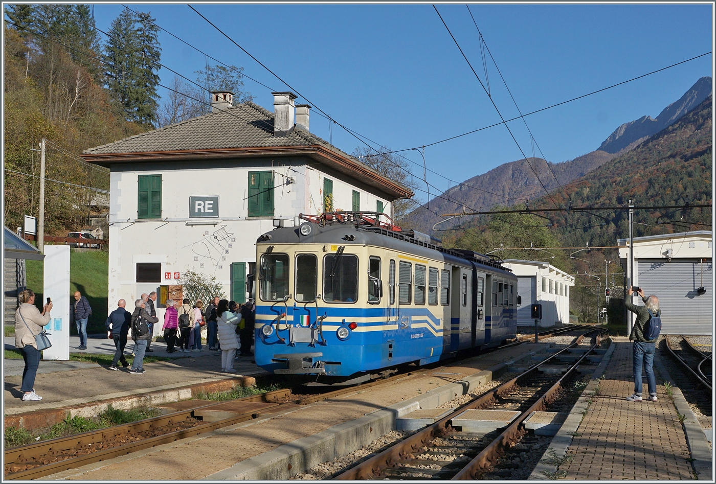 Es wird fleissig fotografiert: Der SSIF R 265 von Domodossola wendet in RE auf den R 262. Zu meiner Freude ist es der SSIF ABe 6/6 33  Sempione  welcher für diesen Dienst eingeteilt ist. 
Der Triebzug wurde 1968 von der FLP als ABe 4/6 beschafft. 1978 erwarb die SSIF den Triebwagen (und zwei weitere) und liess sie zu ABe 6/6 umbauen. Der ABe 6/6 33  Sempione  ist bei der Ferrovie Valle Vigezzo als 94 83 4660 033-1 I-SSIF immatrikuliert.

31. Oktober 2024