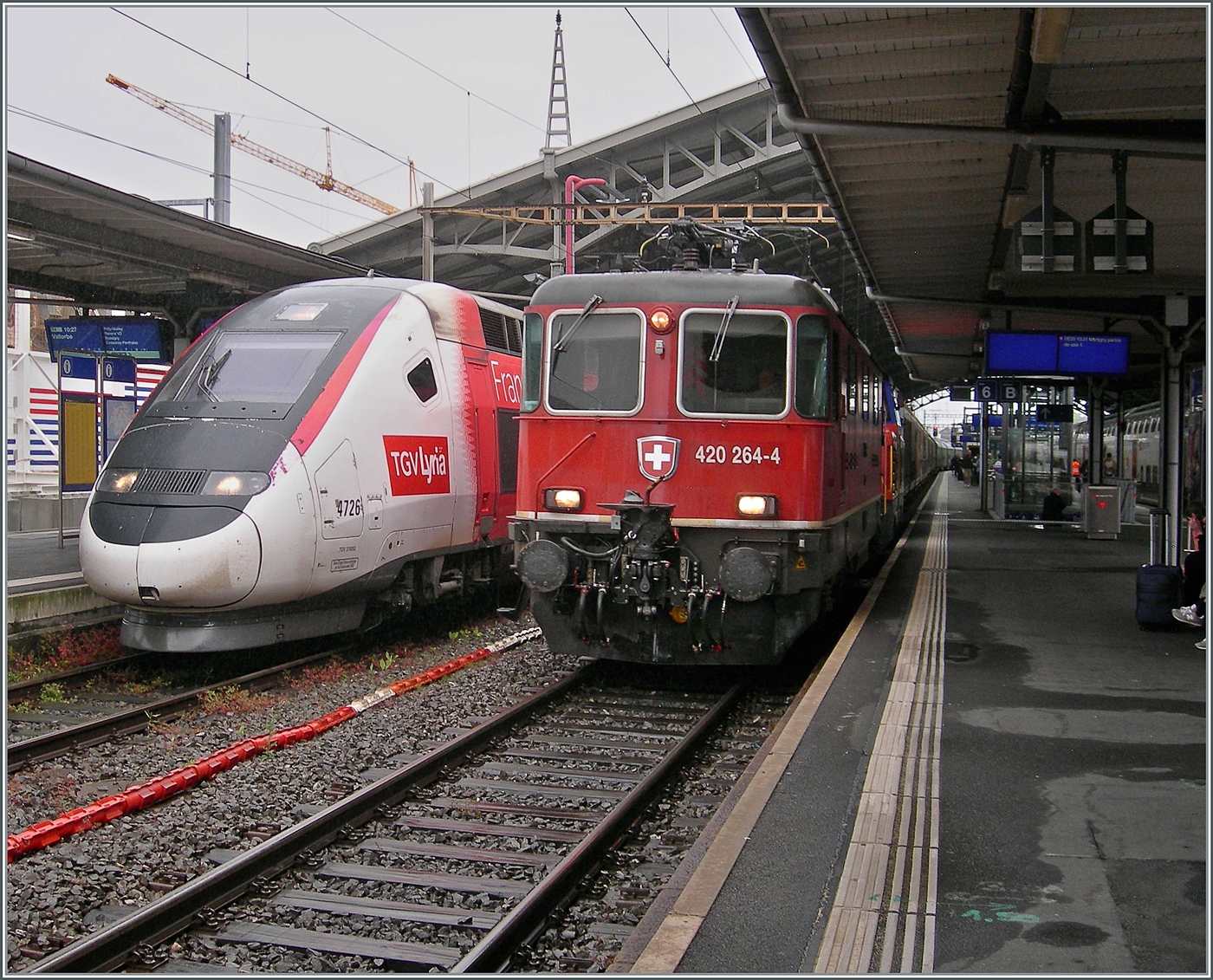 Es wird zunehmend seltener eine SBB Re 4/4 II in Einsatz zu sehen. Folglich fotografiert man (bzw. ich) was es zu fotografieren gibt: die SBB Re 4/4 II 11264 (Re 420 264-4 ) mit Spezialkupplung ist in Lausanne auf dem Weg ins Wallis. Rechst davon ist der soeben us Paris angekommen TGV Lyria 4726 zu sehen. 

22. Mai 2025