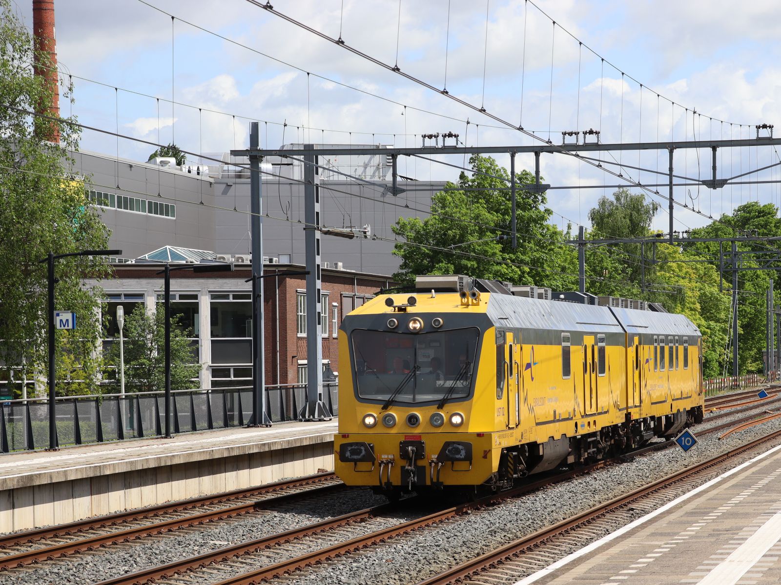 Eurailscout UST-02 Schienenmesszug (99 80 9162 007-5 D-EUSCT)  Karla Peijs  spoor 2 Bahnhof Apeldoorn 16-05-2023.

Eurailscout ultrasoontrein UST-02 (99 80 9162 007-5 D-EUSCT)  Karla Peijs  spoor 2 station Apeldoorn 16-05-2023.
