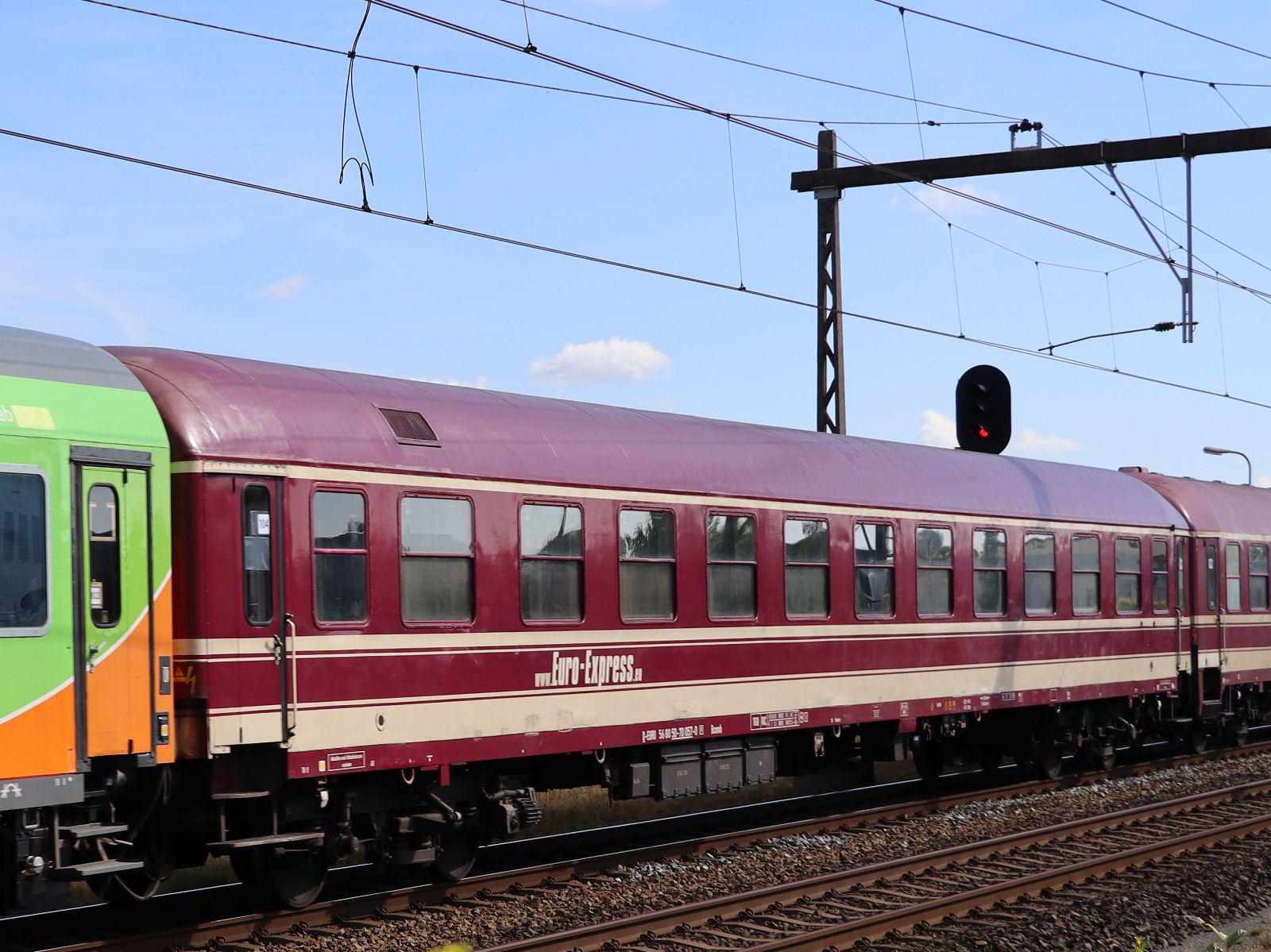 Euro-Express Bcomh Liegewagen mit Nummer 56 80 50-70 057-0 D-EURO Banhof Holten, Niederlande 08-08-2022.

Euro-Express Bcomh ligrijtuig met nummer 56 80 50-70 057-0 D-EURO station Holten 08-08-2022.