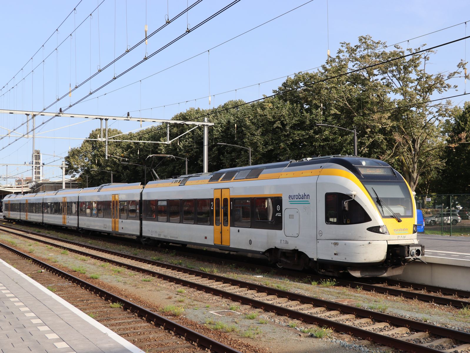 Eurobahn Triebzug FLIRT ET 7 08 (429 013-6) Gleis 1 Bahnhof Venlo, Niederlande 28-09-2023.

Eurobahn treinstel FLIRT ET 7 08 (429 013-6) spoor 1 station Venlo 28-09-2023.