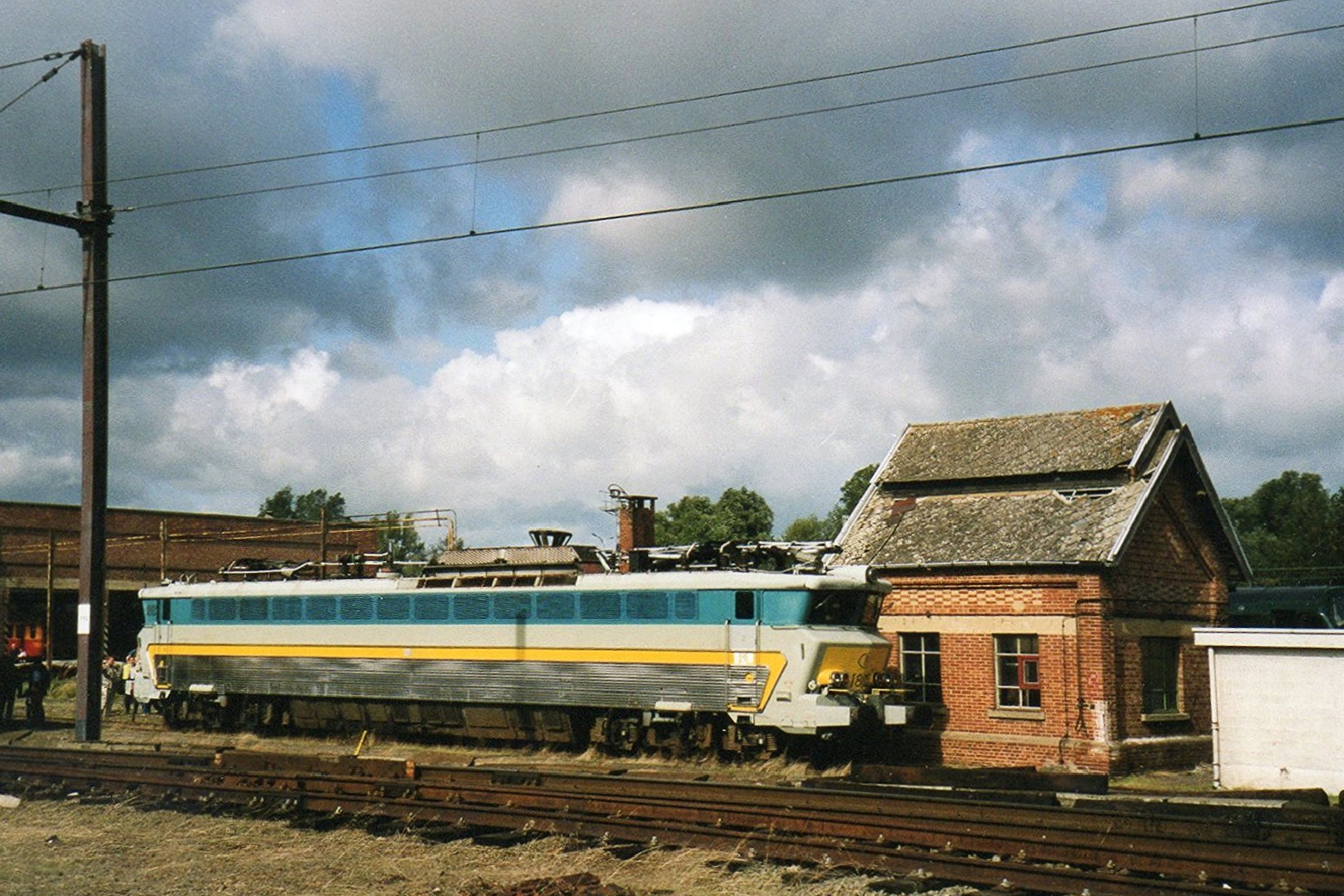 Ex-SNCB Dreisystemellok 1805 steht ins Depot (heute Retrotrain) von der PFT-TSP am 12 September 2004. Die Lok war kürz davor von NMBS/SNCB gekauft worden.