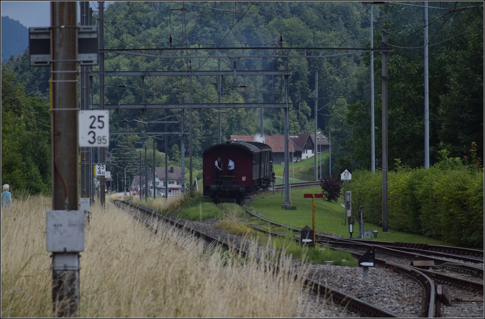 Fahrtag im Zürcher Oberland. 

Abfahrt des Zuges mit Ed 3/3 401 der UeBB aus Bauma. Juli 2023.