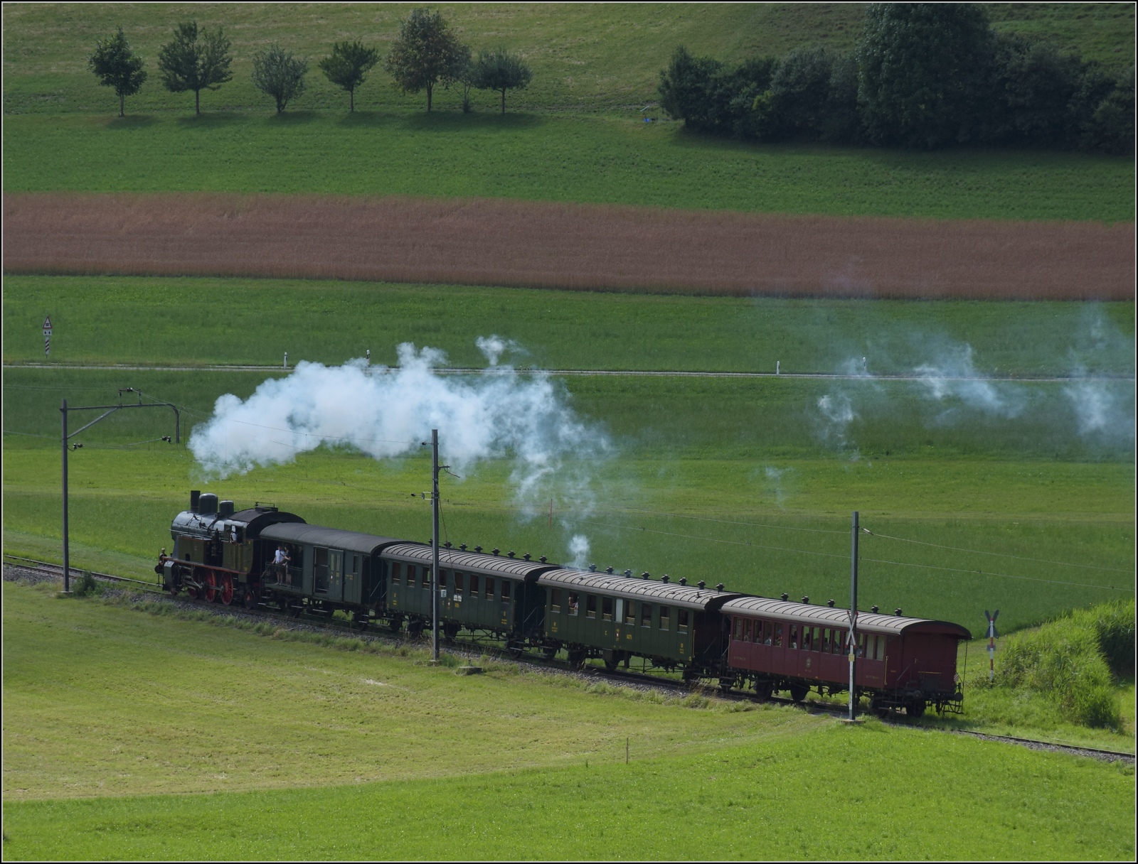 Fahrtag im Zrcher Oberland. 

Eb 3/5 der BT, heute durch den DLC betreut, mit ihrem Museumszug der DVZO beim Hansenriet in Neuthal. Juli 2023.
