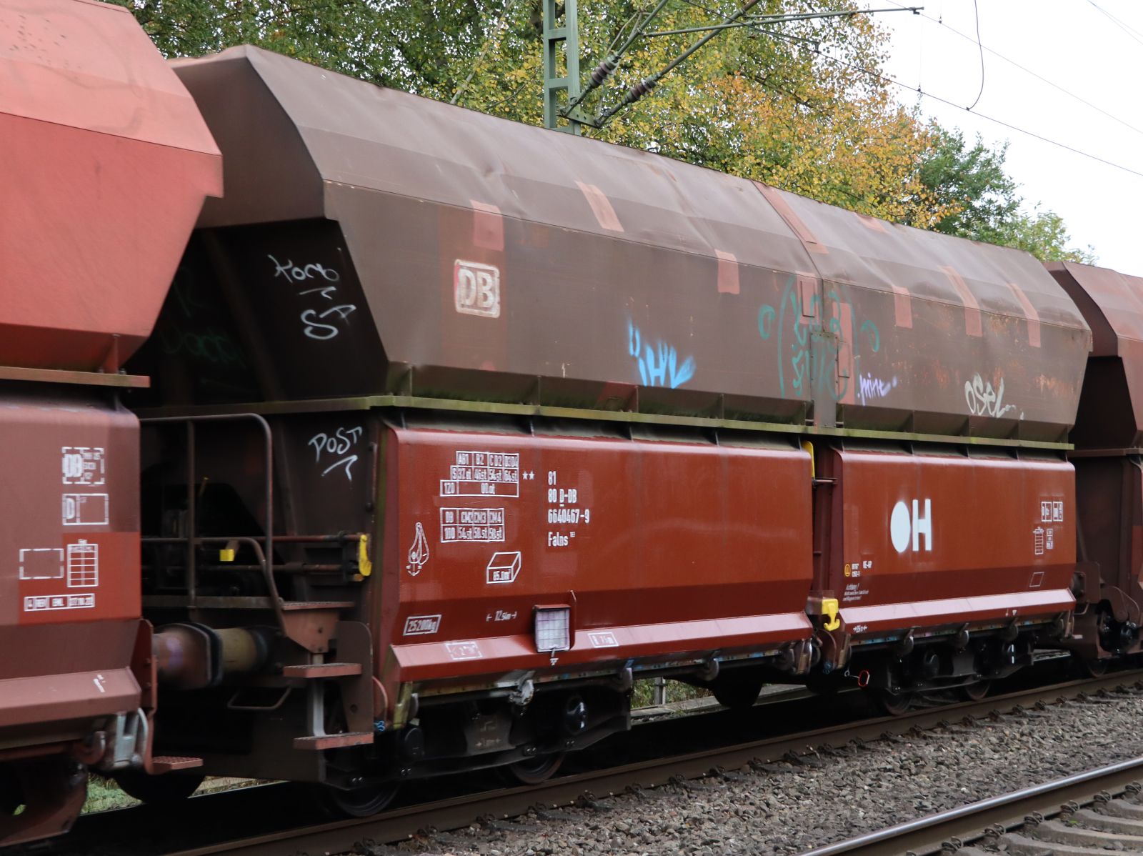 Falns Schttgutwagen mit schlagartiger Schwerkraftentladung mit Nummer 881 80 D-DB 6640 467-9 bei Bahnbergang Grenzweg, Hamminkeln, Deutschland 03-11-2022. 


Falns vierassige zelflosser met nummer 81 80 D-DB 6640 467-9 bij overweg Grenzweg, Hamminkeln, Duitsland 03-11-2022.