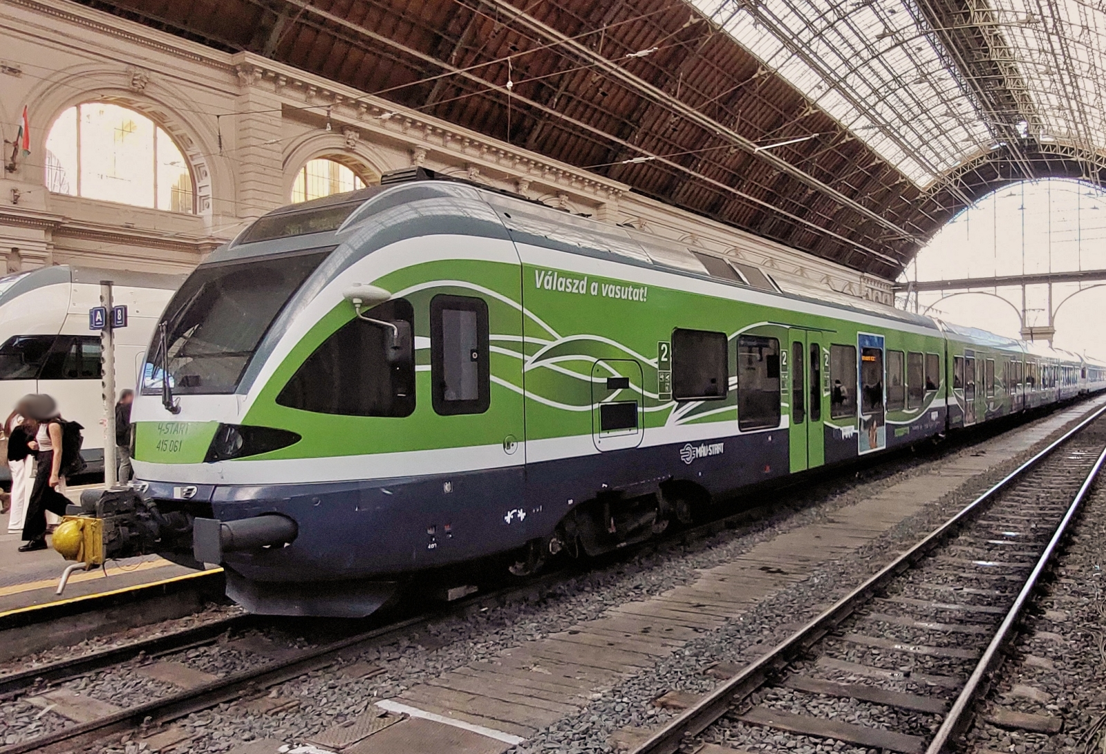 Farbenfroher Triebzug von H-Start, 9455 2415 061 als S-Bahn im Bahnhof Budapest-Keleti. 08.05.2026