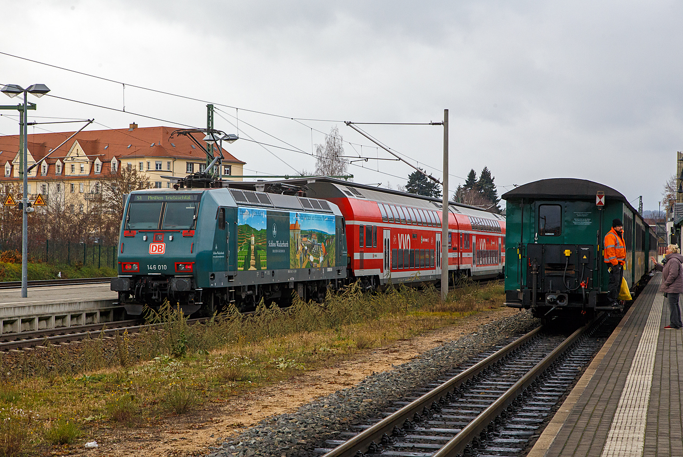 Farblich passte eigentlich die 146 010-4 (91 80 6146 010-4 D-DB), eine TRAXX P160 AC1 mit Werbung für das Sächsische Staatsweingut Schloss Wackerbarth, sehr gut rechts zu dem Lößnitzdackel-Zug. Nur müsste man sie erst einmal von Normalspur auf 750 mm Schmalspur umspuren.

Bahnhof Radebeul Ost am 07.12.2022:  Links schieb die 146 010 nun die S1 nach Meißen-Triebischtal der S-Bahn Dresden weiter in Richtung Meißen. Während rechts ein Wagenzug der SDG - Sächsische Dampfeisenbahngesellschaft mbH als Lößnitzgrundbahn steht, dieser fährt planmäßig ca. 30 Minuten später in Richtung Moritzburg.
