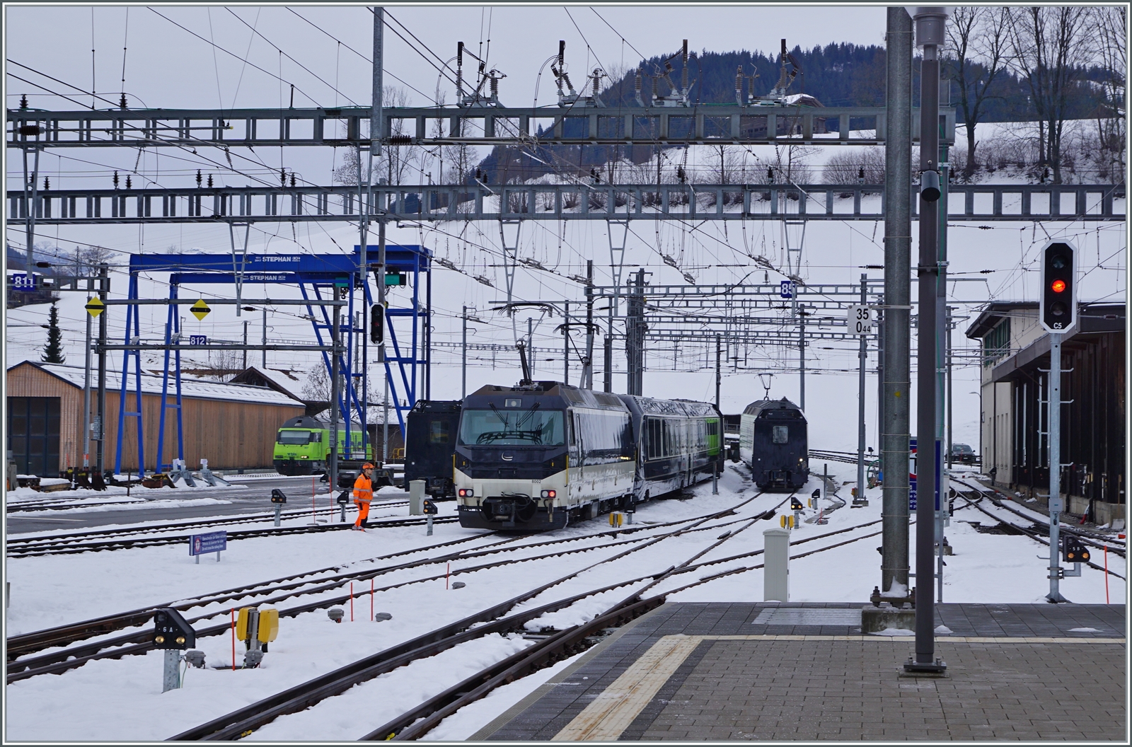 Faszination Spurwechsel: Auch wenn man Technik bedingt vom Umspurvorgang kaum was sieht das System ist genial und schnell: der Umspurvorgang dauert nur knapp eine Minute!

Die Ge 4/4 8002 verlässt nun mit dem auf Meterspur umgespurten GPX (GoldenPass Express) 4065 von Interlaken nach Montreux den Spurwechsel Bahnhof Zweisimmen. 

15. Dezember 2022
