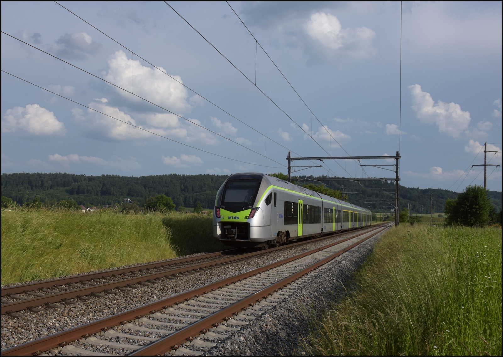 Fernverkehrstag auf der Altstrecke.

Mika RABe 528 109 bei Bettenhausen. Juni 2023.