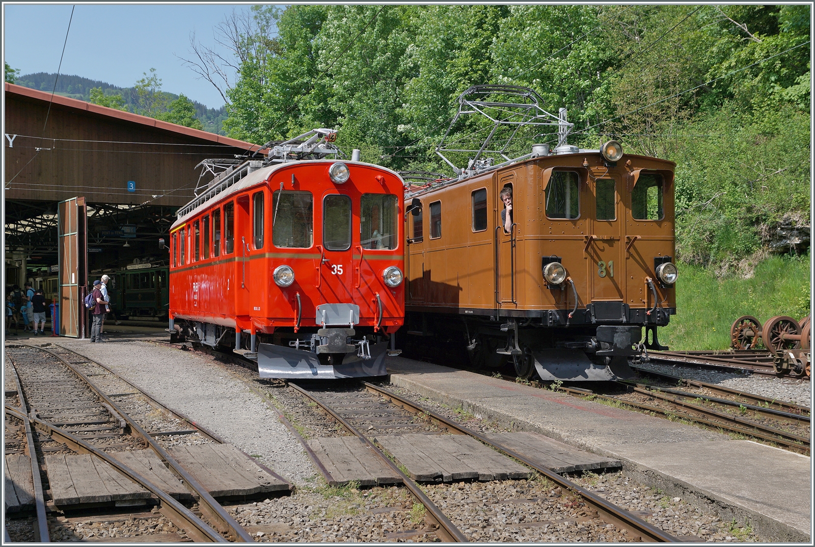 Festival Suisse de la vapeur / Schweizer Dampffestival 2023 der Blonay-Chamby Bahn: Neben der Überraschung in Form des RhB Bernina Bahn ABe 4/4 I 35 in Chaulin präsentierte sich die RhB Bernina Bahn Ge 4/4 81 gleich daneben und weckte Erinnerungen ans Bernina Festival zum 50 Jahre Jubiläum vor fünf Jahren. Für Liebhaber von Dampfloks: Ich habe noch Bilder, die dem Titel  Festival Suisse de la vapeur / Schweizer Dampffestival 2023  der Blonay-Chamby Bahn etwas mehr entsprechen, doch für mich war diese Szene das Highlight an diesem sehr gut gelungen Wochenende. Besten Dank der B-C! 

29. Mai 2023