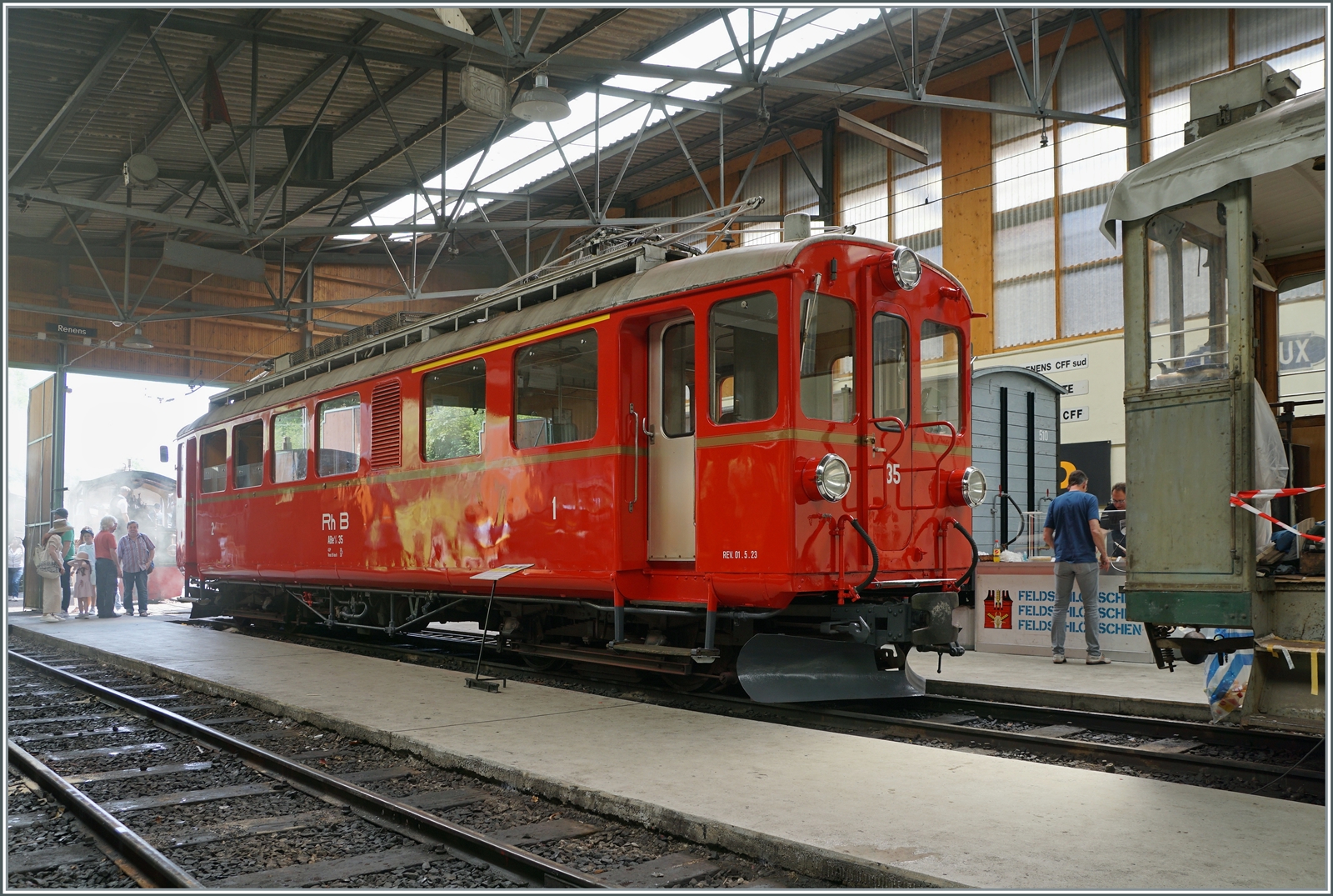 Festival Suisse de la vapeur / Schweizer Dampffestival 2023 der Blonay-Chamby Bahn: Der der RhB Bernina Bahn ABe 4/4 I 35 zeigt sich in der Halle wie ein Museumsstück (mit entsprechender Tafel; zu diesem Zeitpunkt dachte ich, dass noch Arbeiten anstehen, bis der Triebwagen wieder fahrbereit sein wird.

30. Mai 2023 