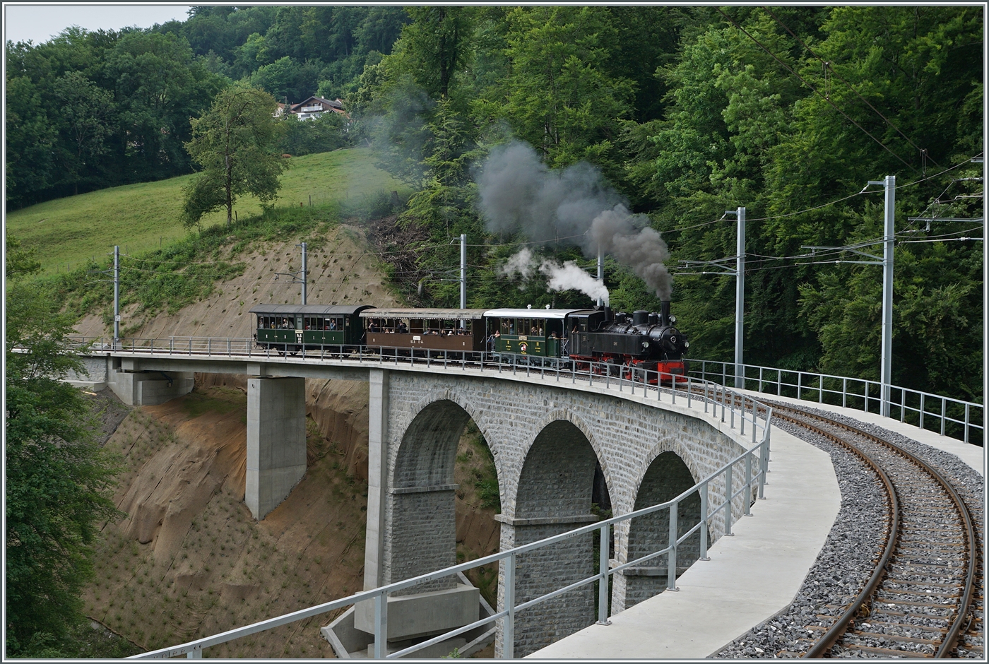 Festival Suisse de la vapeur (Schweizer Dampffestival 2025) - Die SEG 2x 2/2 105 der Blonay Chamby Bahn erreicht mit ihrem Dampfzug auf der Fahrt von Blonay nach Chaulin den Baye de Clarens Viadukt; unübersehbar der frisch revidierte GFM  Wagen gleich hinter der Lok. 

9. Juni 2025



   