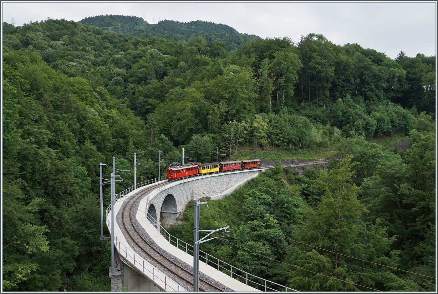 Festival Suisse de la vapeur (Schweizer Dampffestival 2025) - Nocheinmal der RhB Bernina Bahn ABe 4/4 N° 35 der Blonay Chamby Bahn, der bei Vers chez Robert mit dem Festival Extrazug Chaulin - Vevey unterwegs ist und dieses Bild mit etwas mehr Landschaft ziert.

8. Juni 2025