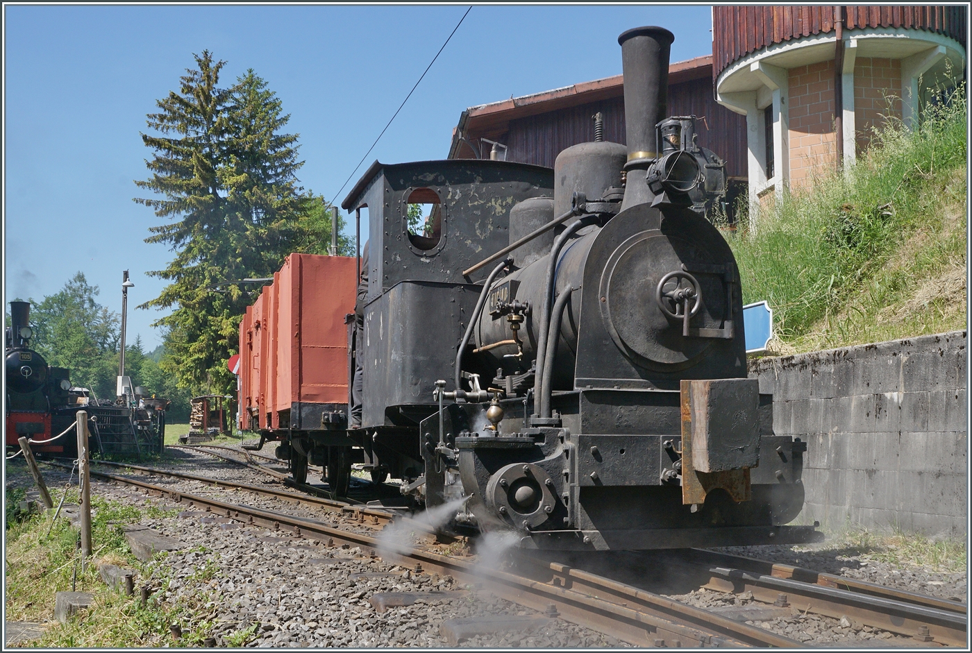 Festival Suisse de la vapeur 2026 (Schweizer Dampffestival 2026) - Noch eine Version der G 2/2 Ticino, etwas enger geschnitten: Die kleine Dampflok G 2/2 Ticino rangiert den GFM G�terwagen L 712. Dieser G�terwagen wird in der Regel zum Transport von Kohle verwendet. 

25. Mai 2026