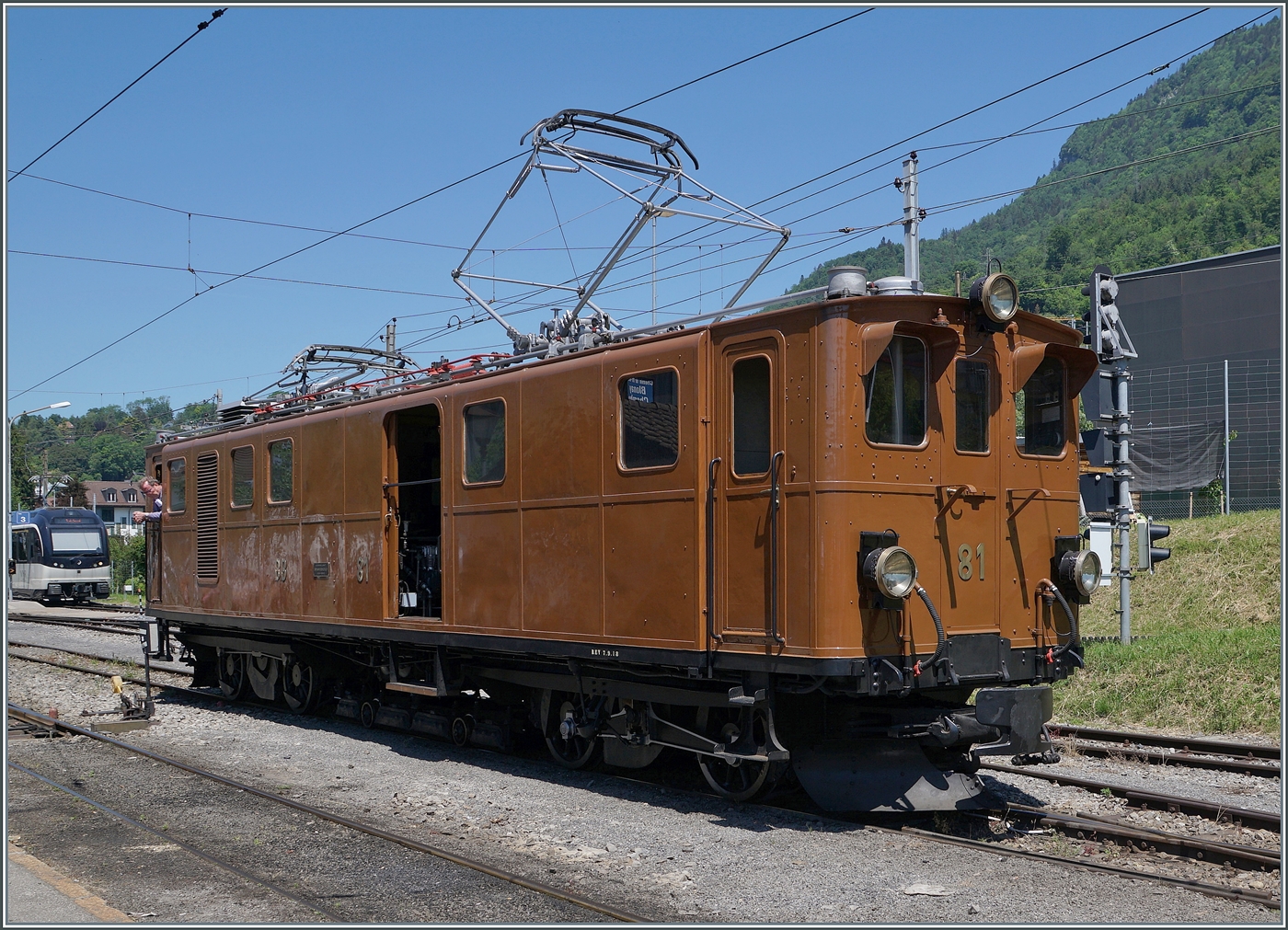 Festival Suisse de la vapeur / Schweizer Dampffestival 2026 - Die RhB Berninabahn Ge 4/4 81 der Blonay Chamby Bahn steht ist Blonay und wartet auf seinen Zug. 

24. Mai 2026